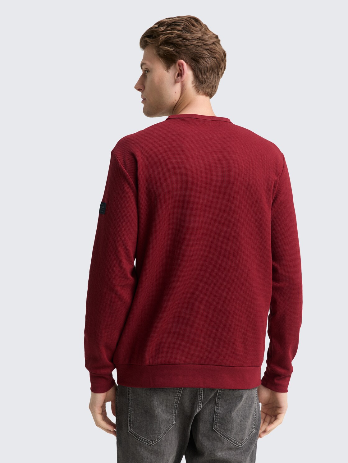 Langarmshirt mit Waffelstruktur - Cabarnet Bordeaux Red - Auschnitt Model-Rückansicht