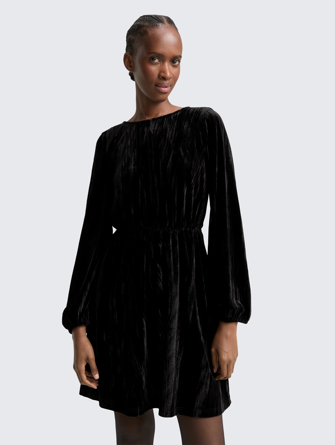 Mini-Samtkleid mit Schleifen-Detail - deep black - Model-Vorderansicht