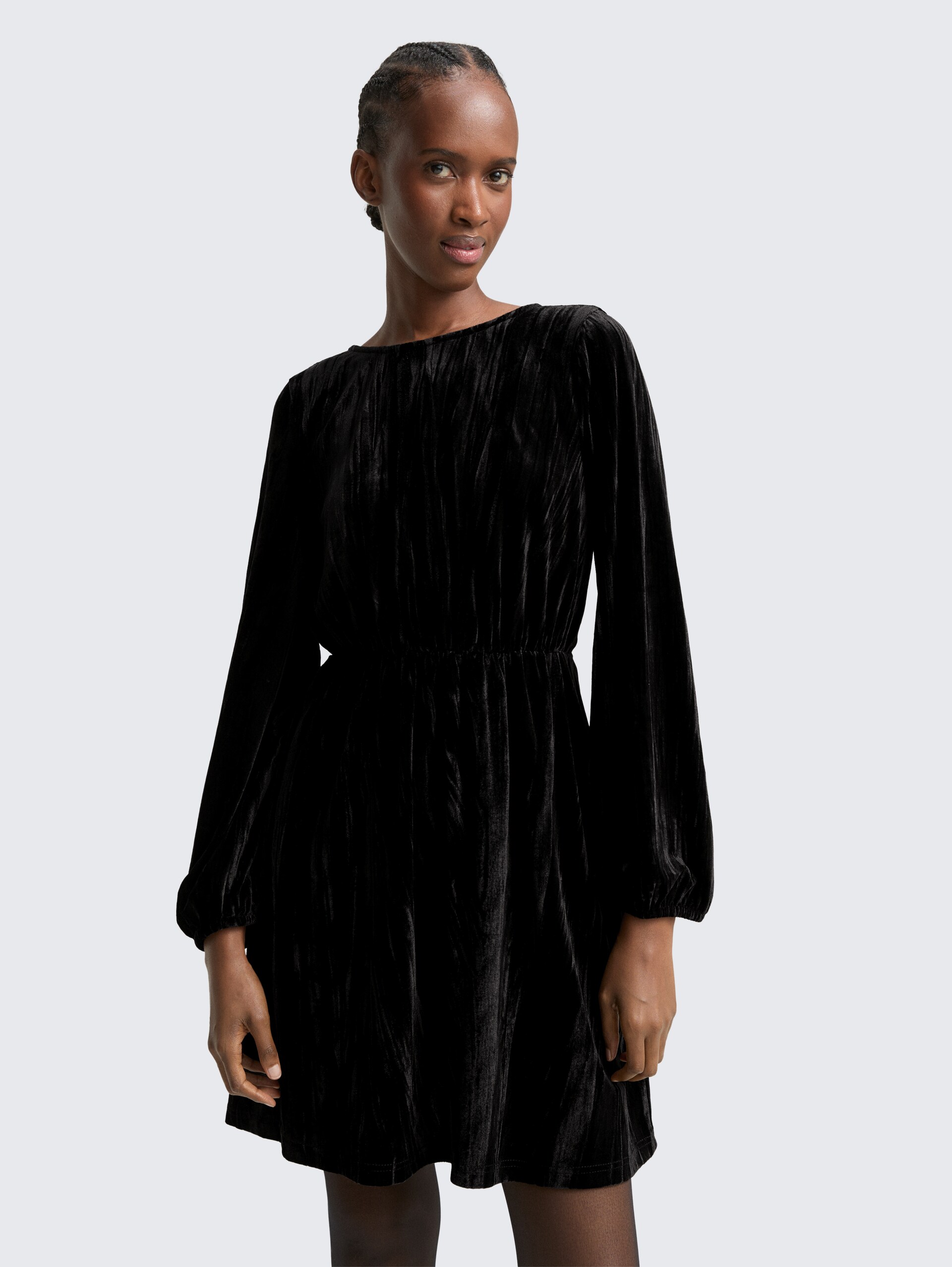 Mini-Samtkleid mit Schleifen-Detail - deep black - Model-Vorderansicht