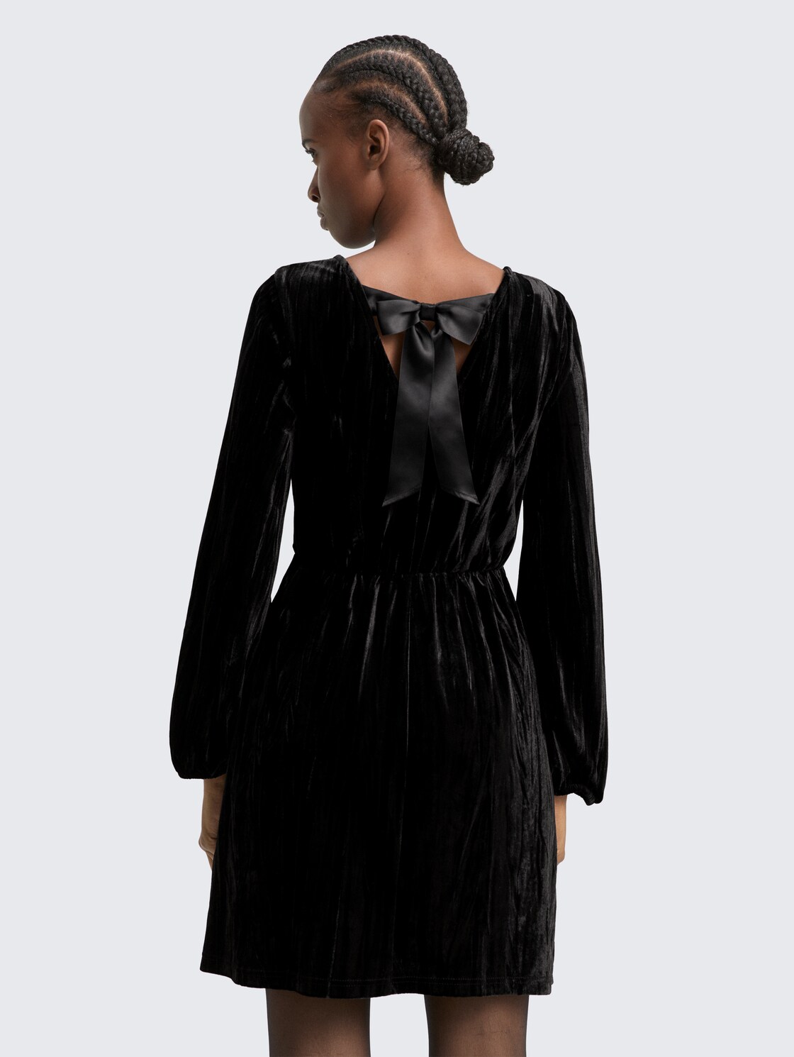 Mini-Samtkleid mit Schleifen-Detail - deep black - Model-Rückansicht