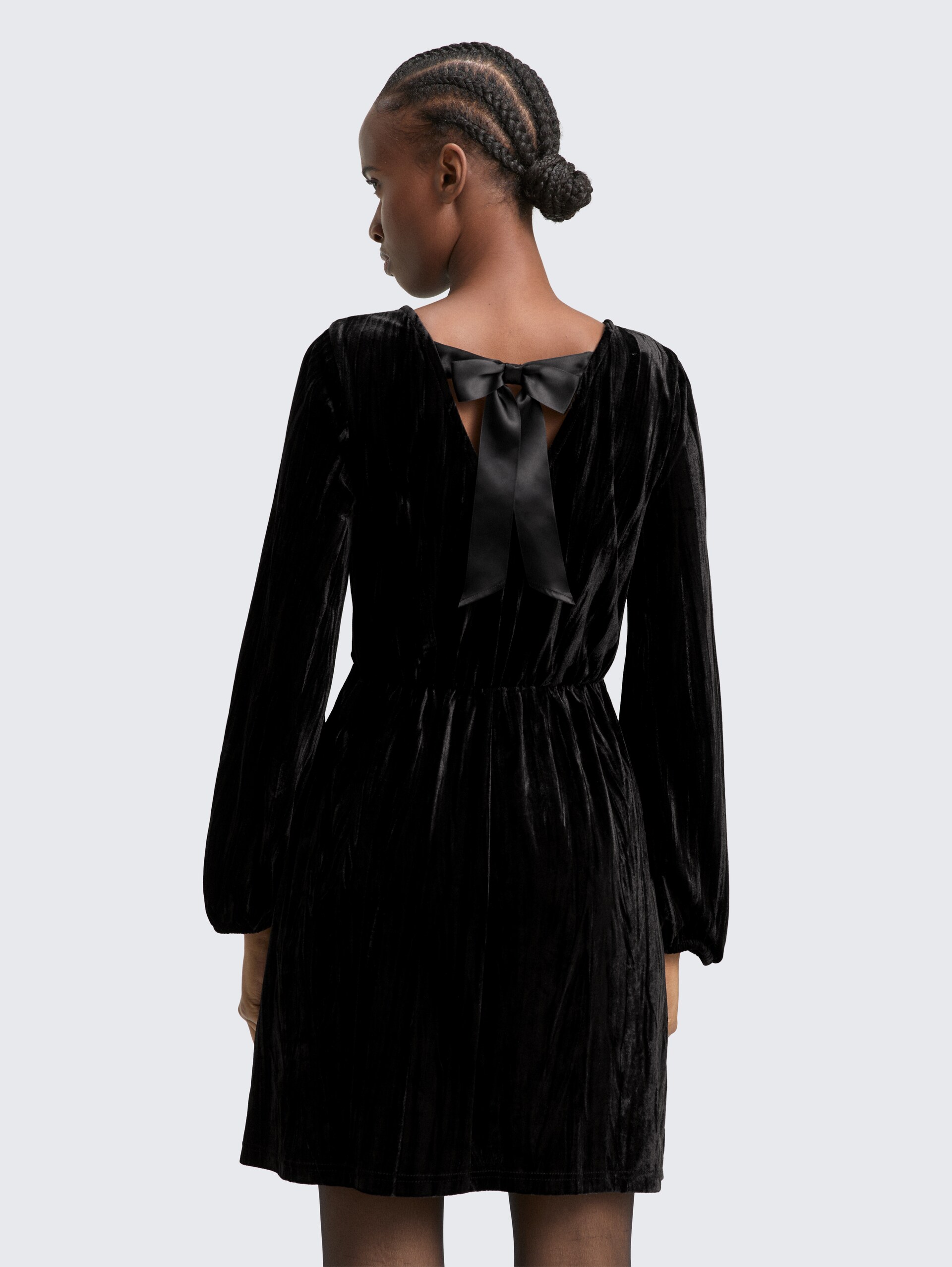 Mini-Samtkleid mit Schleifen-Detail - deep black - Model-Rückansicht