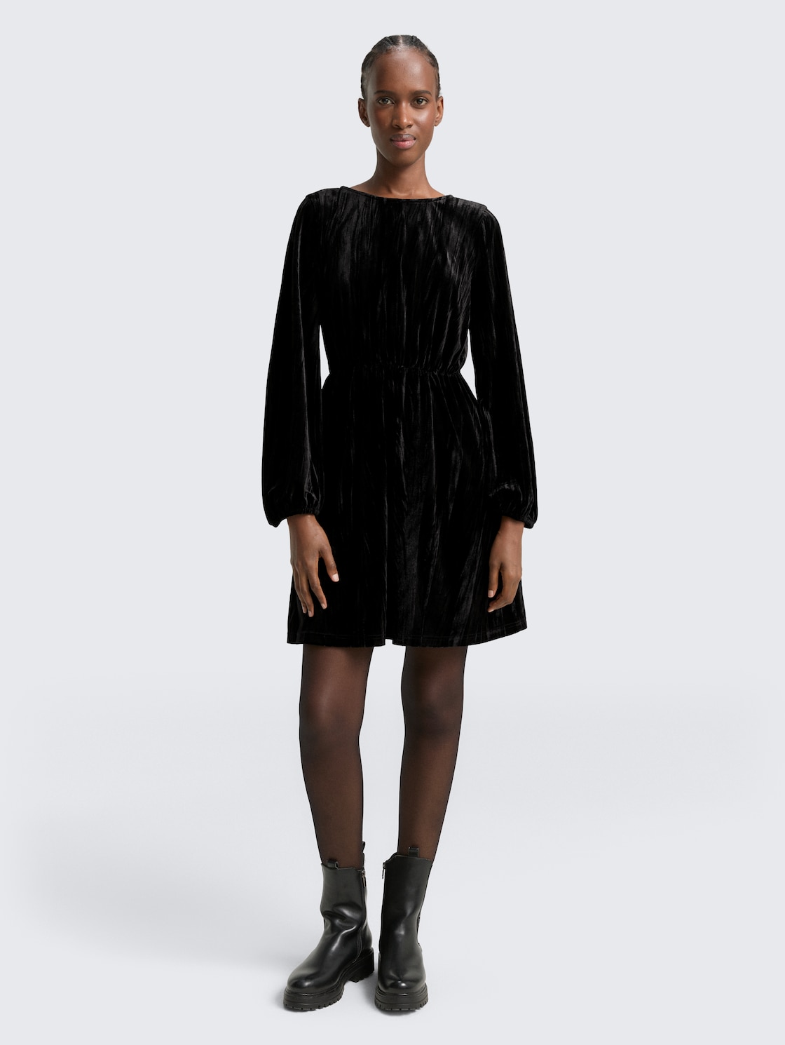 Mini-Samtkleid mit Schleifen-Detail - deep black - seitliche Model-Ansicht