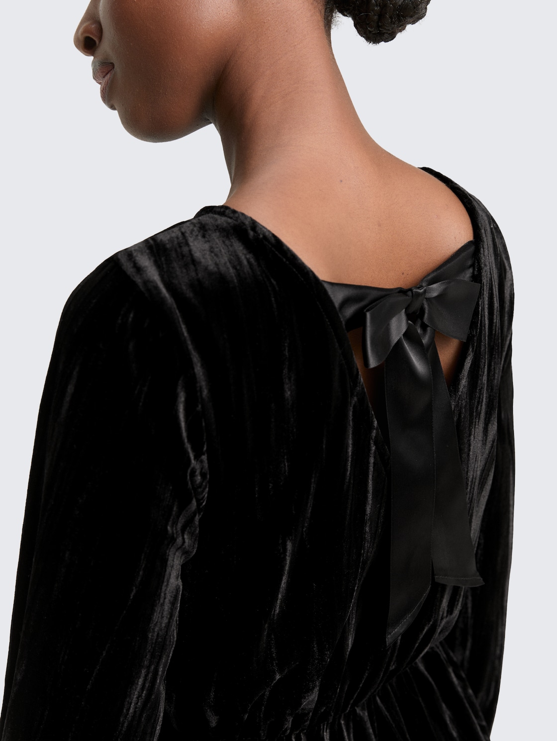 Mini-Samtkleid mit Schleifen-Detail - deep black - Detail-Model-Ansicht