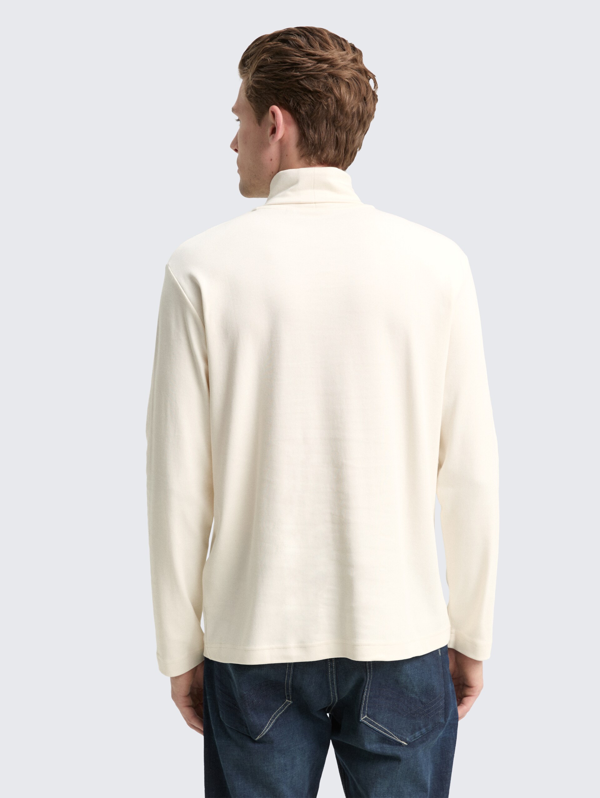 Basic Rollkragenshirt - Gardenia White - Auschnitt Model-Rückansicht