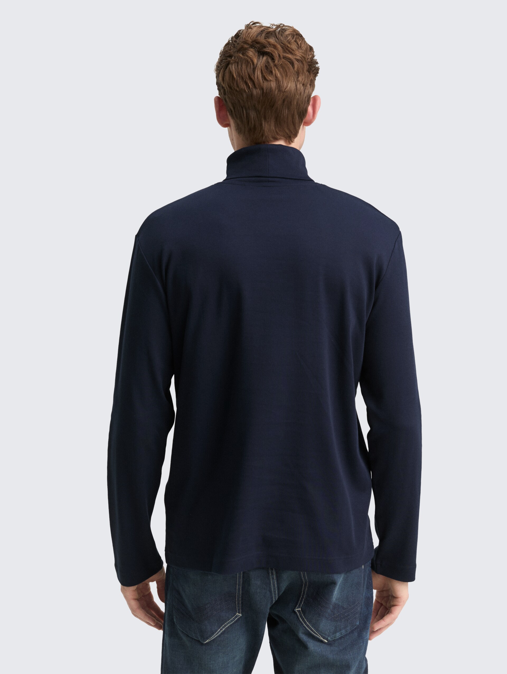 Basic Rollkragenshirt - sky captain blue - Auschnitt Model-Rückansicht