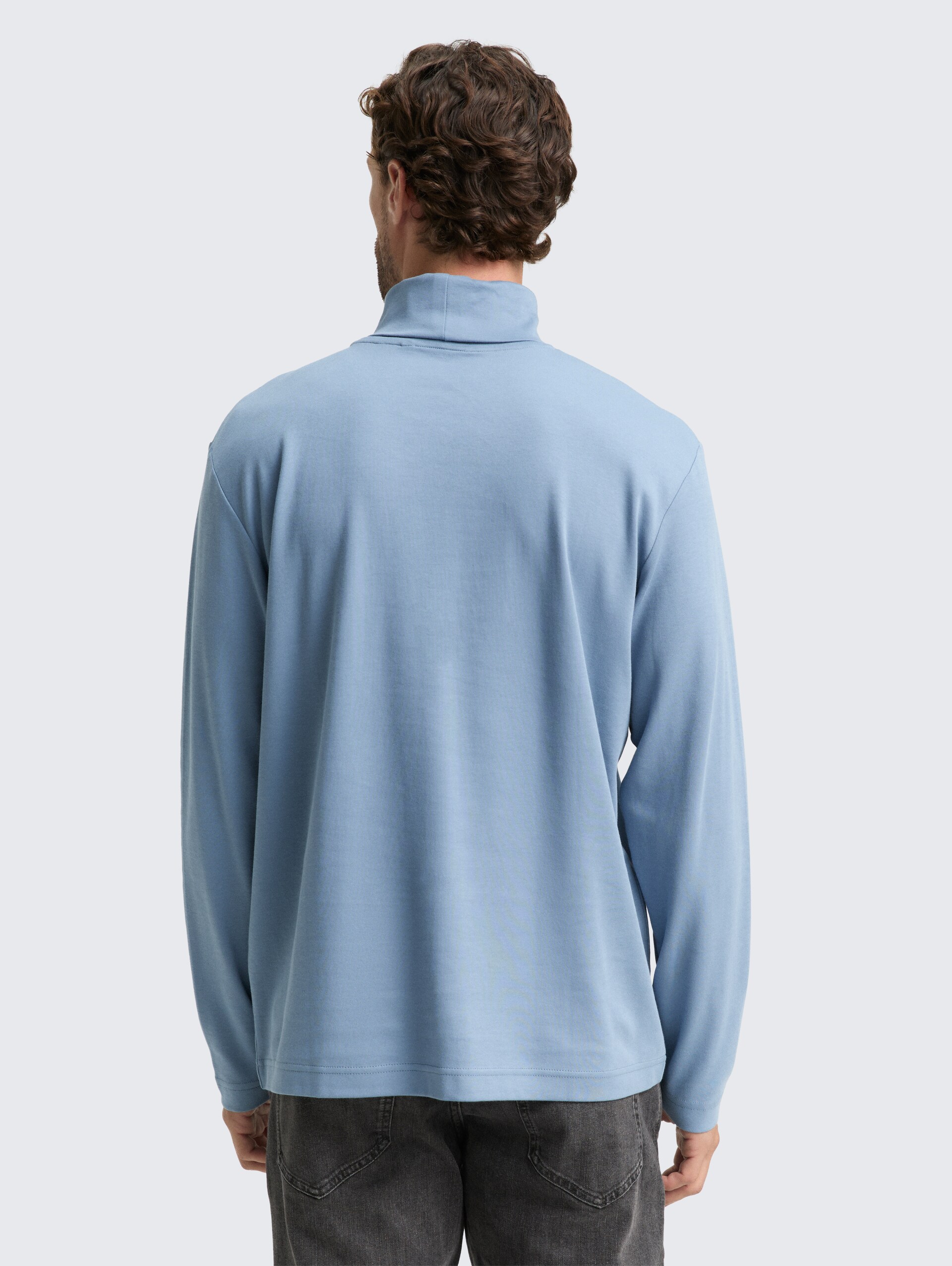 Basic Rollkragenshirt - faded denim blue - Auschnitt Model-Rückansicht