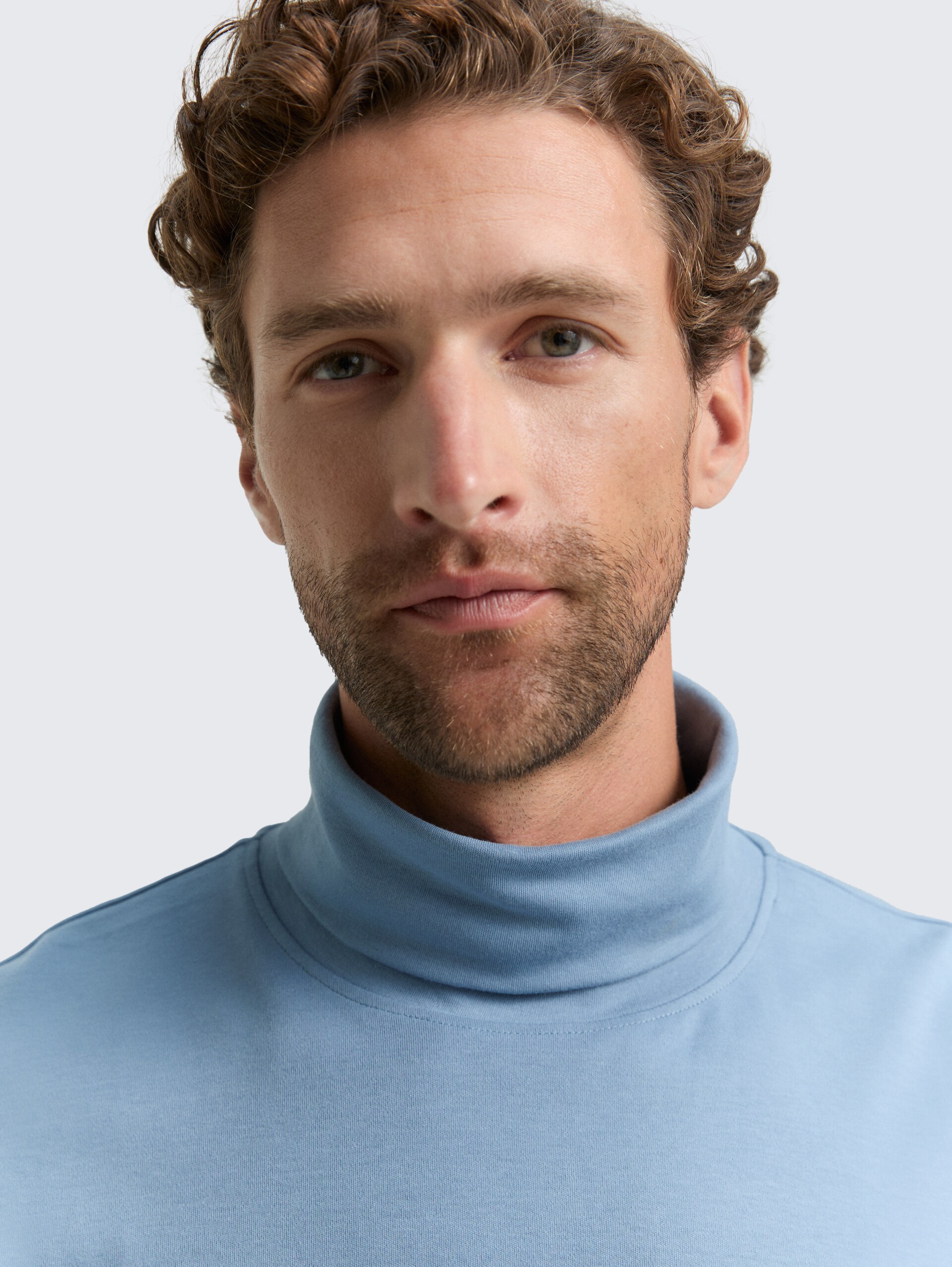 Basic Rollkragenshirt - faded denim blue - Detail-Model-Ansicht