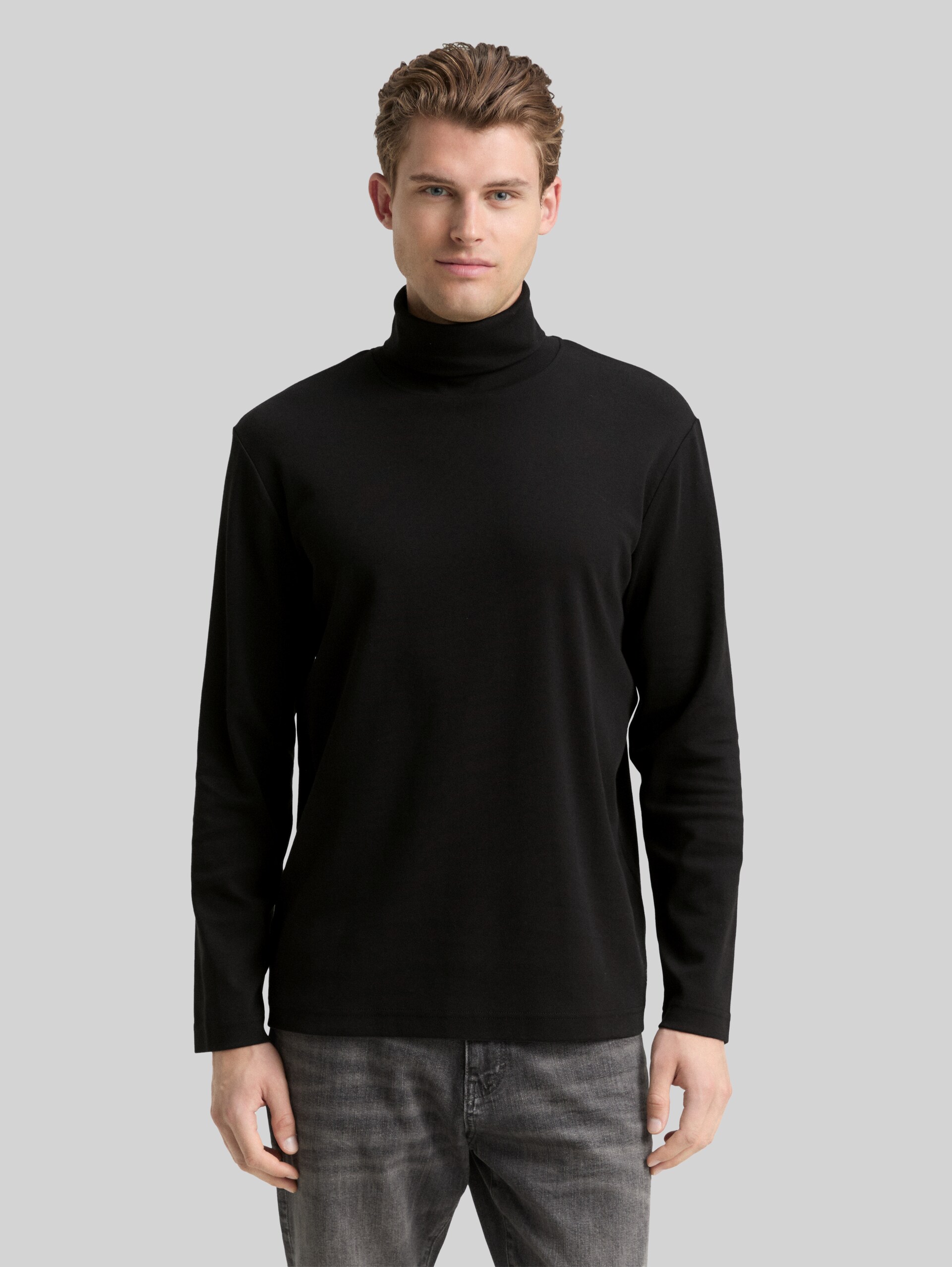 Basic Rollkragenshirt - Black - Ausschnitt Model-Vorderansicht