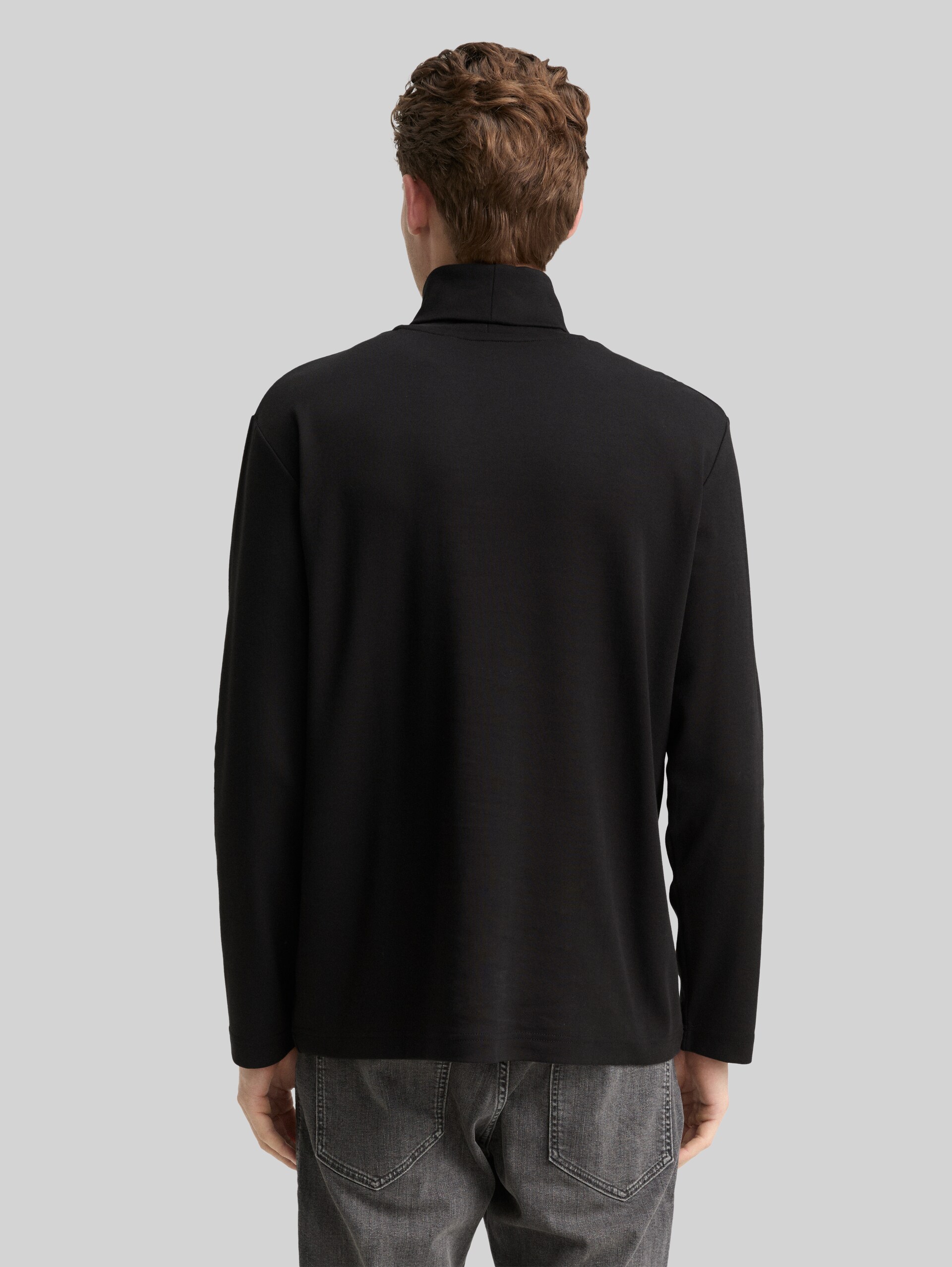 Basic Rollkragenshirt - Black - Auschnitt Model-Rückansicht