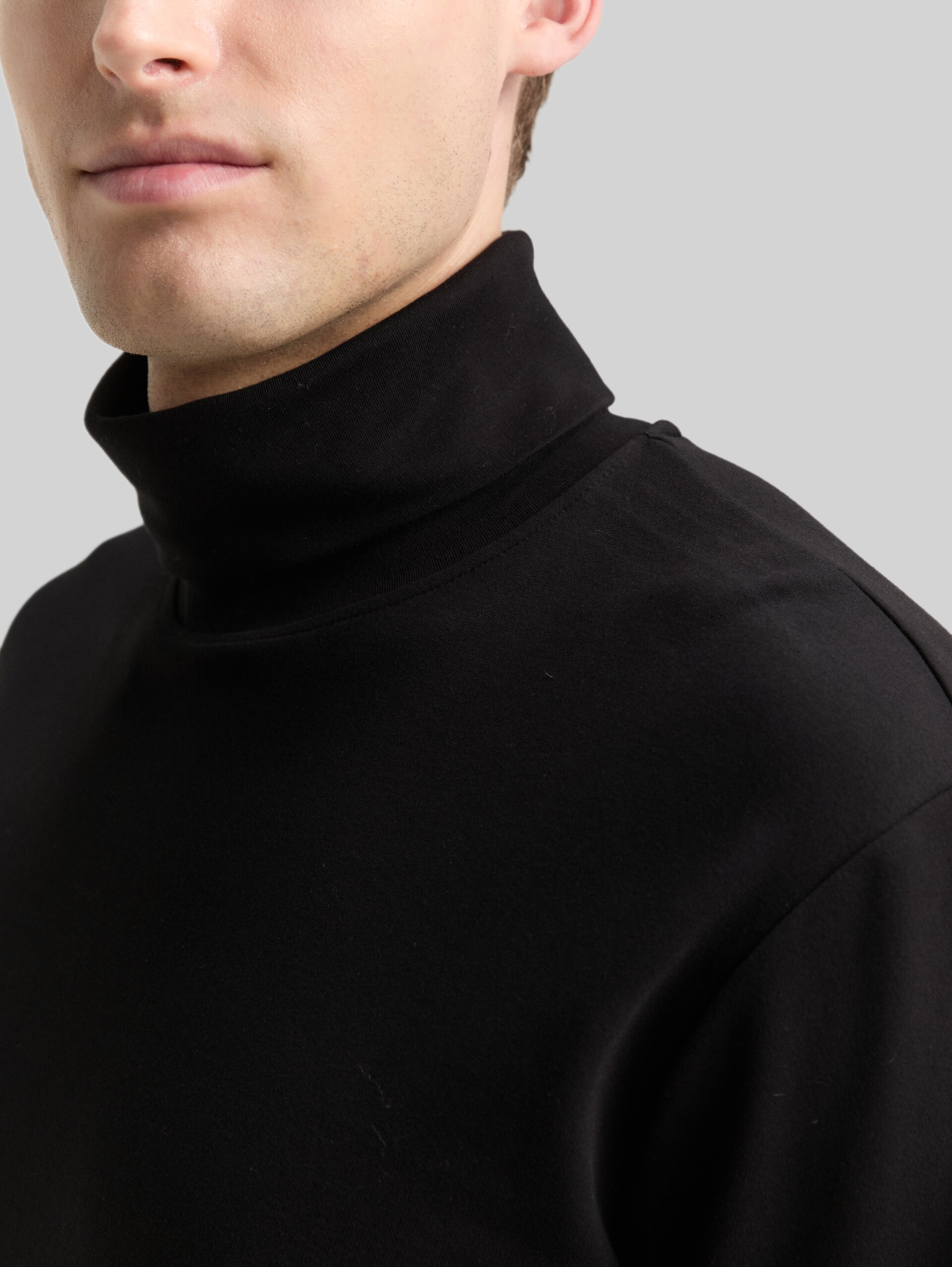 Basic Rollkragenshirt - Black - Detail-Model-Ansicht