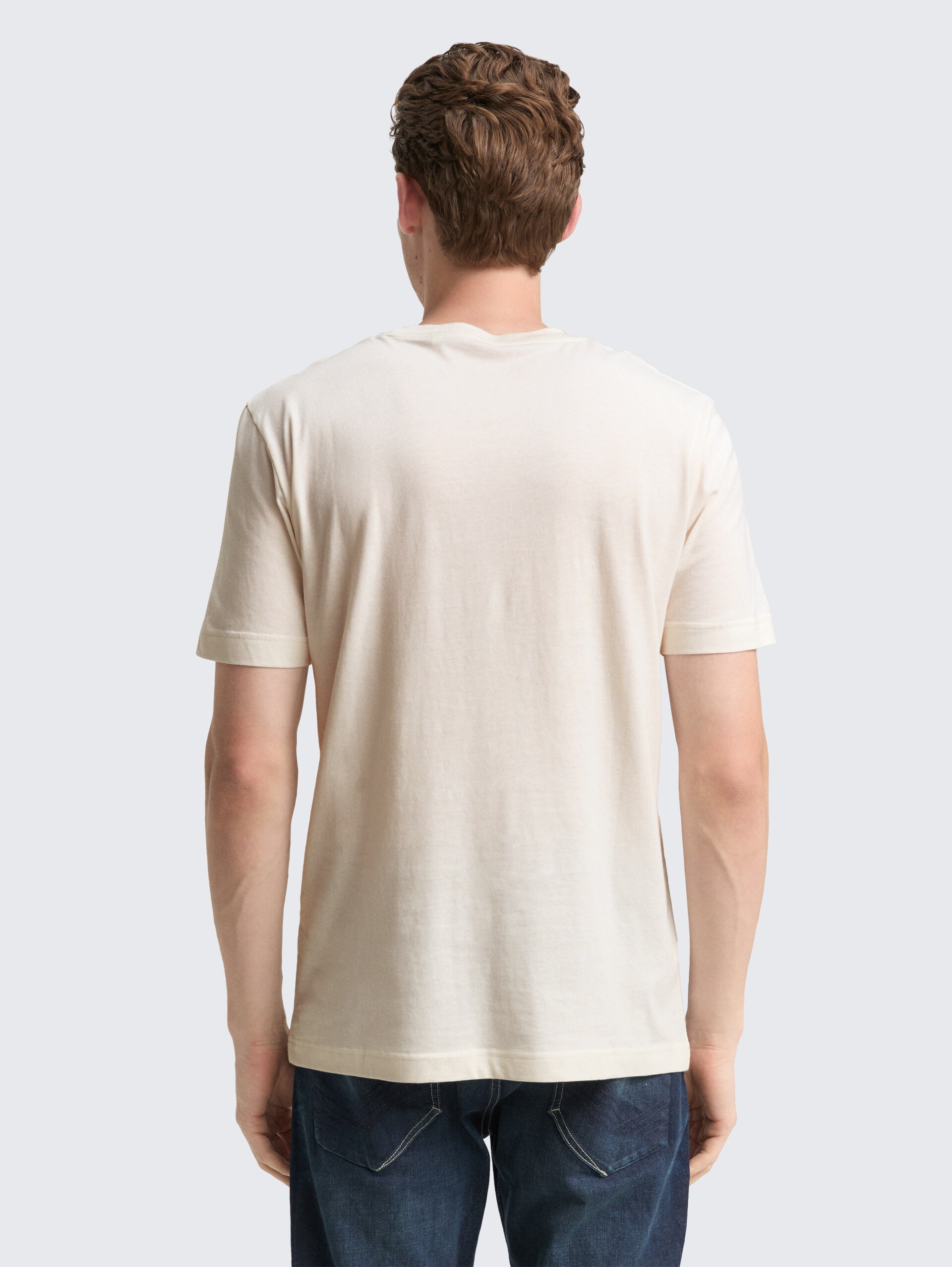 T-Shirt mit Foto-Print - Gardenia White - Auschnitt Model-Rückansicht