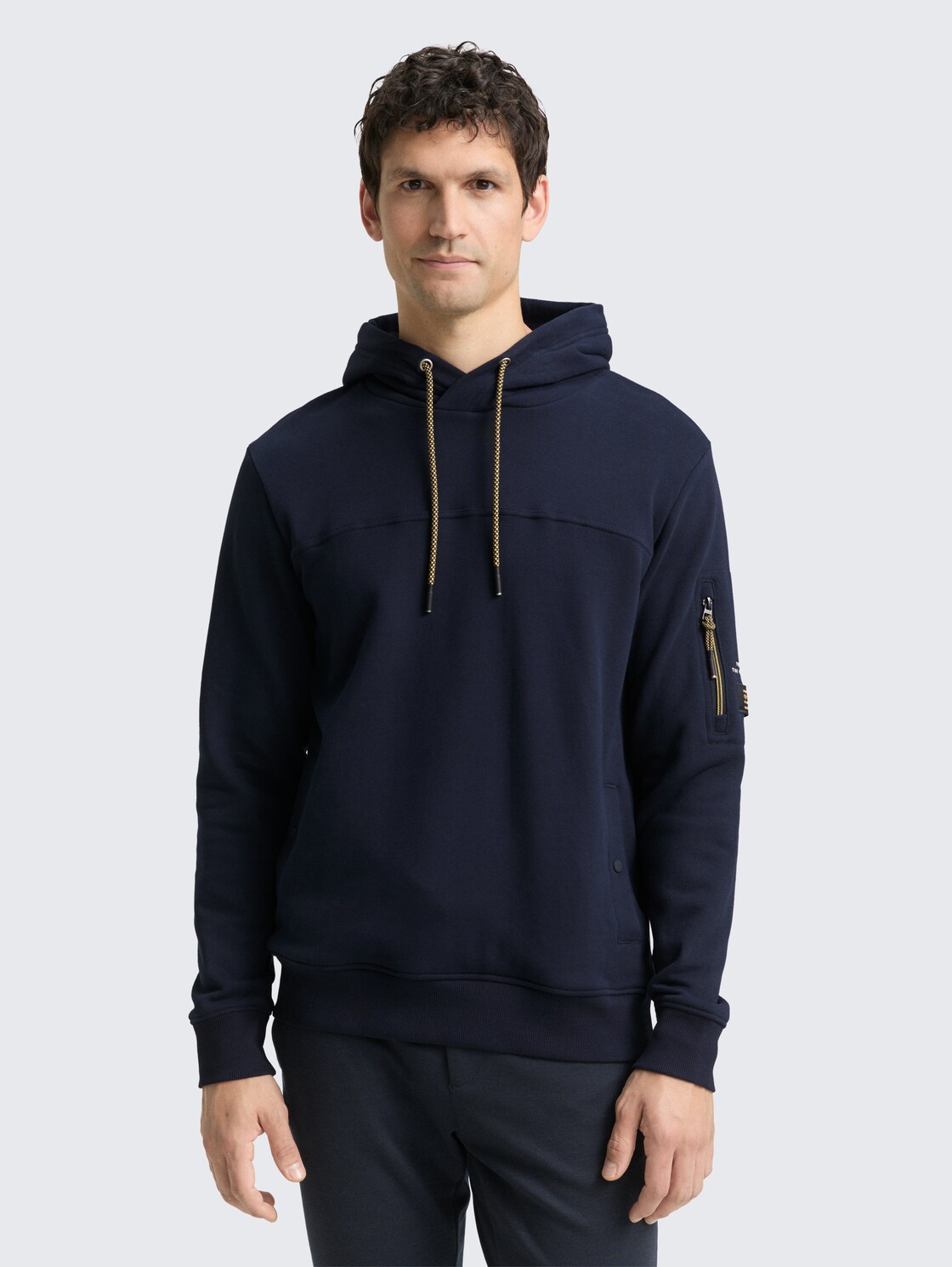 Hoodie Sweatshirt mit Taschen - sky captain blue - Ausschnitt Model-Vorderansicht