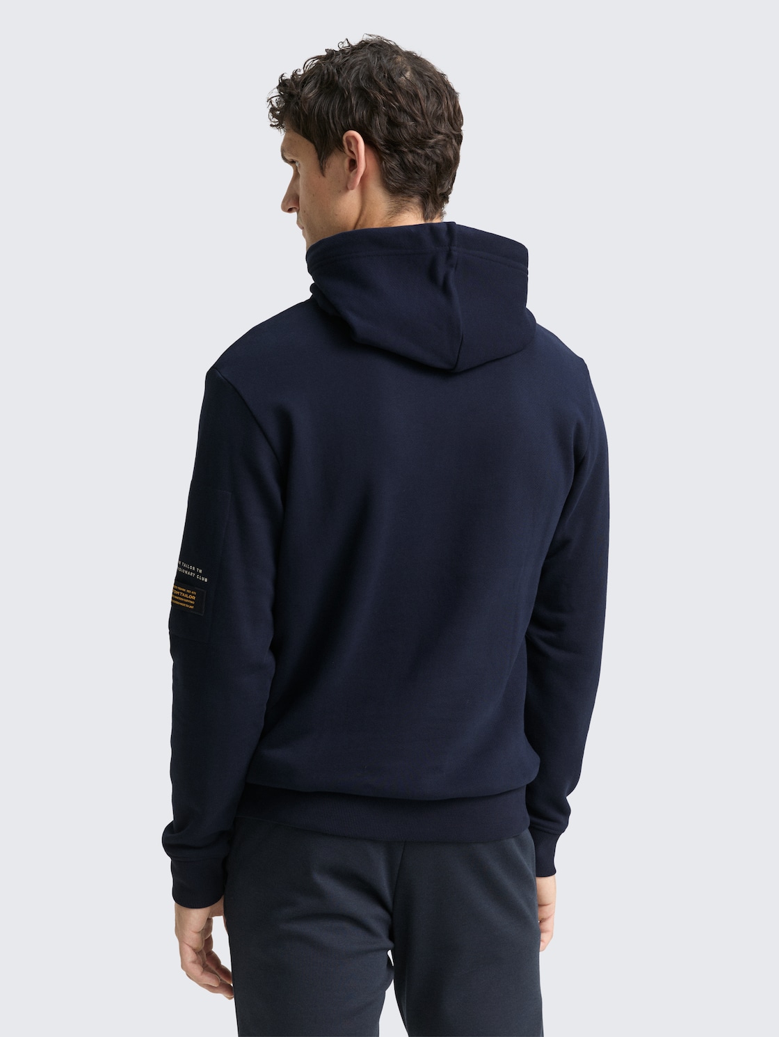 Hoodie Sweatshirt mit Taschen - sky captain blue - Auschnitt Model-Rückansicht