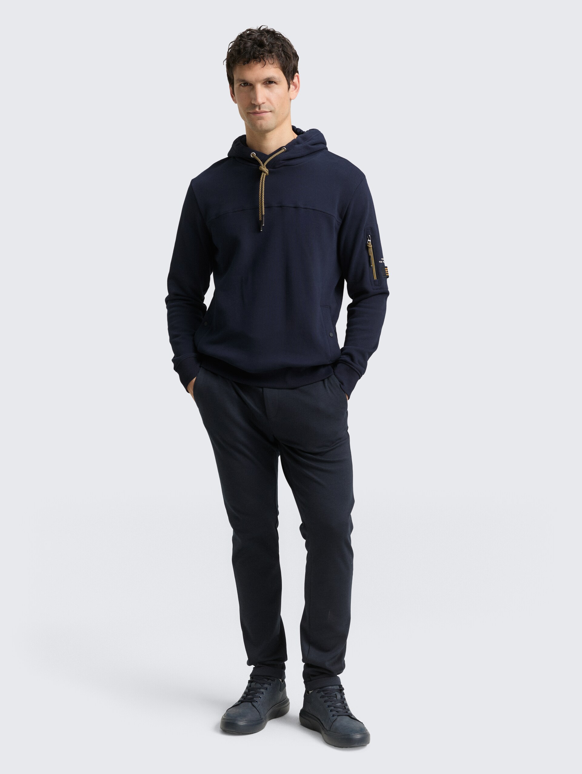 Hoodie Sweatshirt mit Taschen - sky captain blue - Model-Vorderansicht