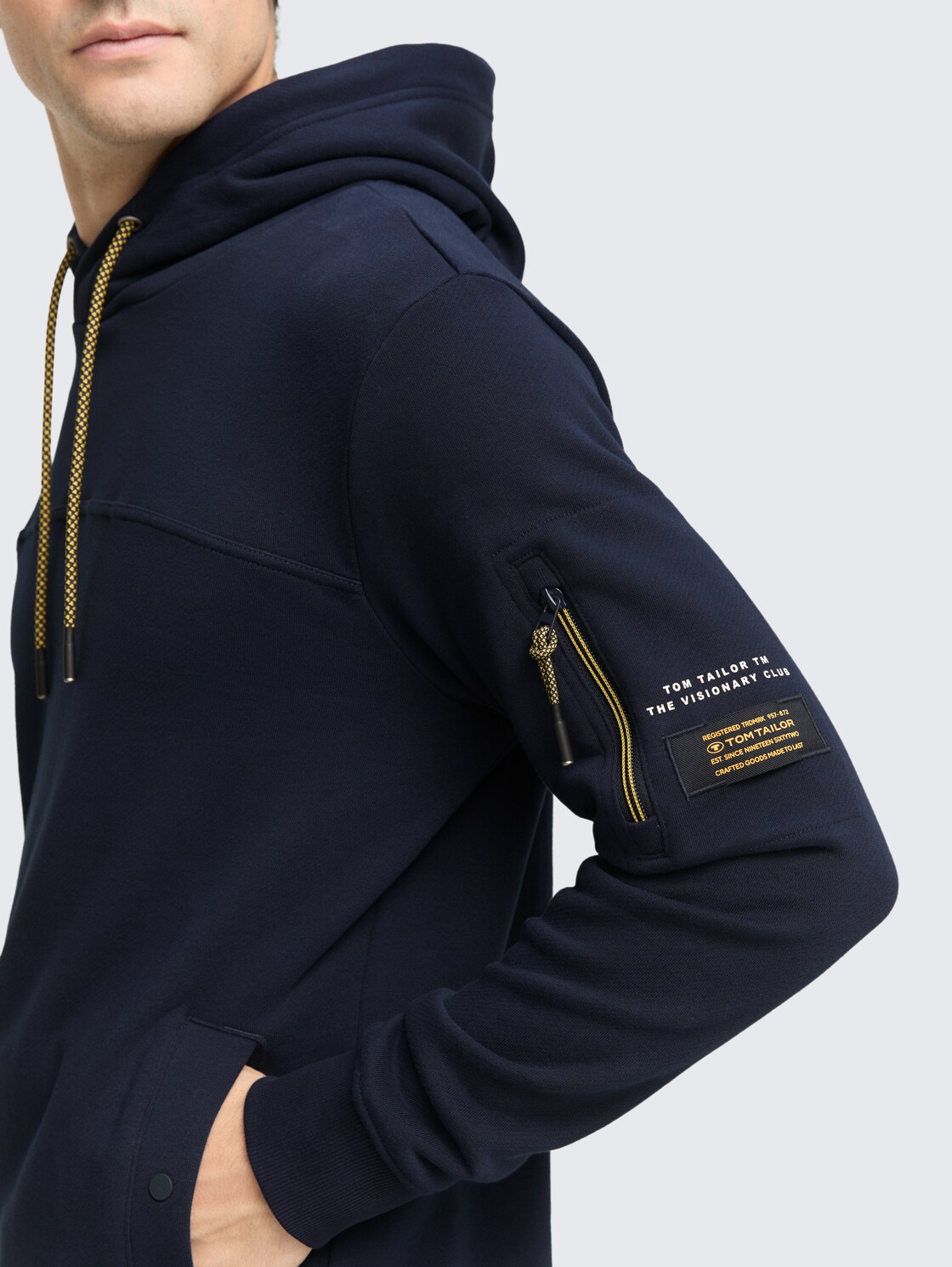 Hoodie Sweatshirt mit Taschen - sky captain blue - Detail-Model-Ansicht