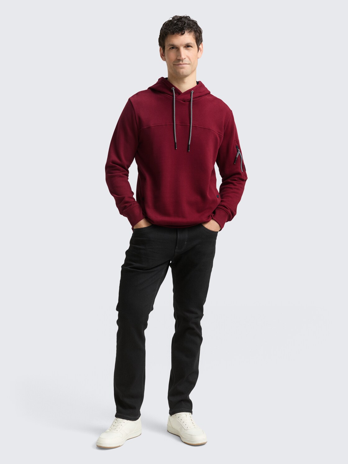 Hoodie Sweatshirt mit Taschen - Cabarnet Bordeaux Red - Model-Vorderansicht