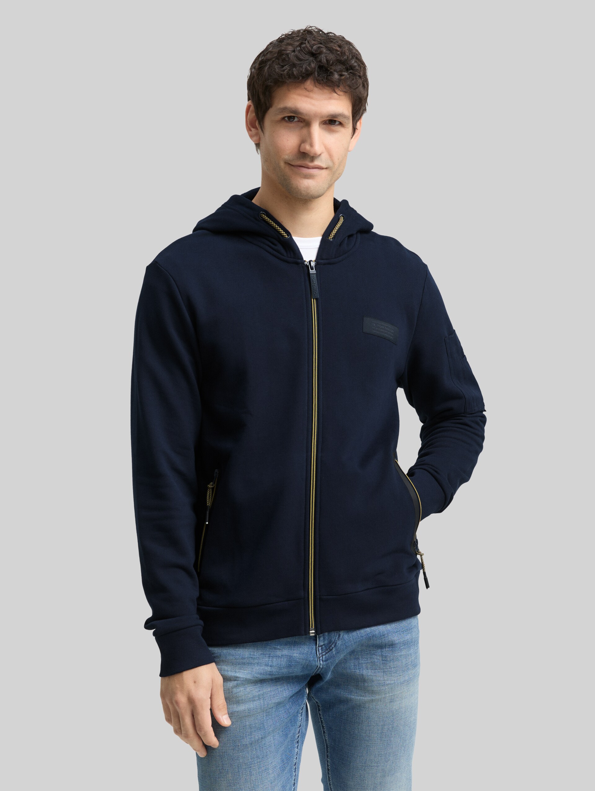 Hoodie Sweatjacke mit Reißverschlusstaschen - sky captain blue - Ausschnitt Model-Vorderansicht