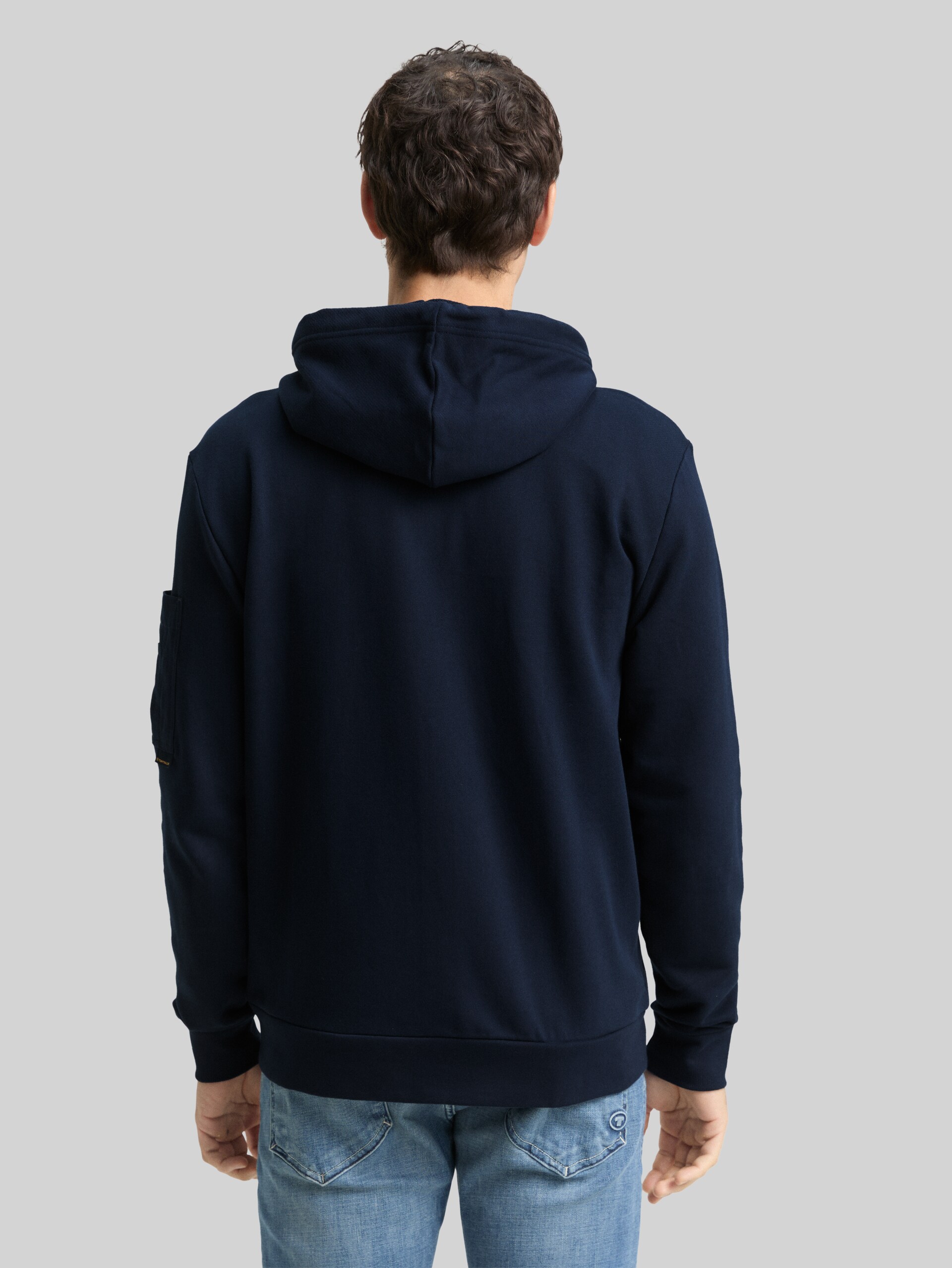 Hoodie Sweatjacke mit Reißverschlusstaschen - sky captain blue - Auschnitt Model-Rückansicht