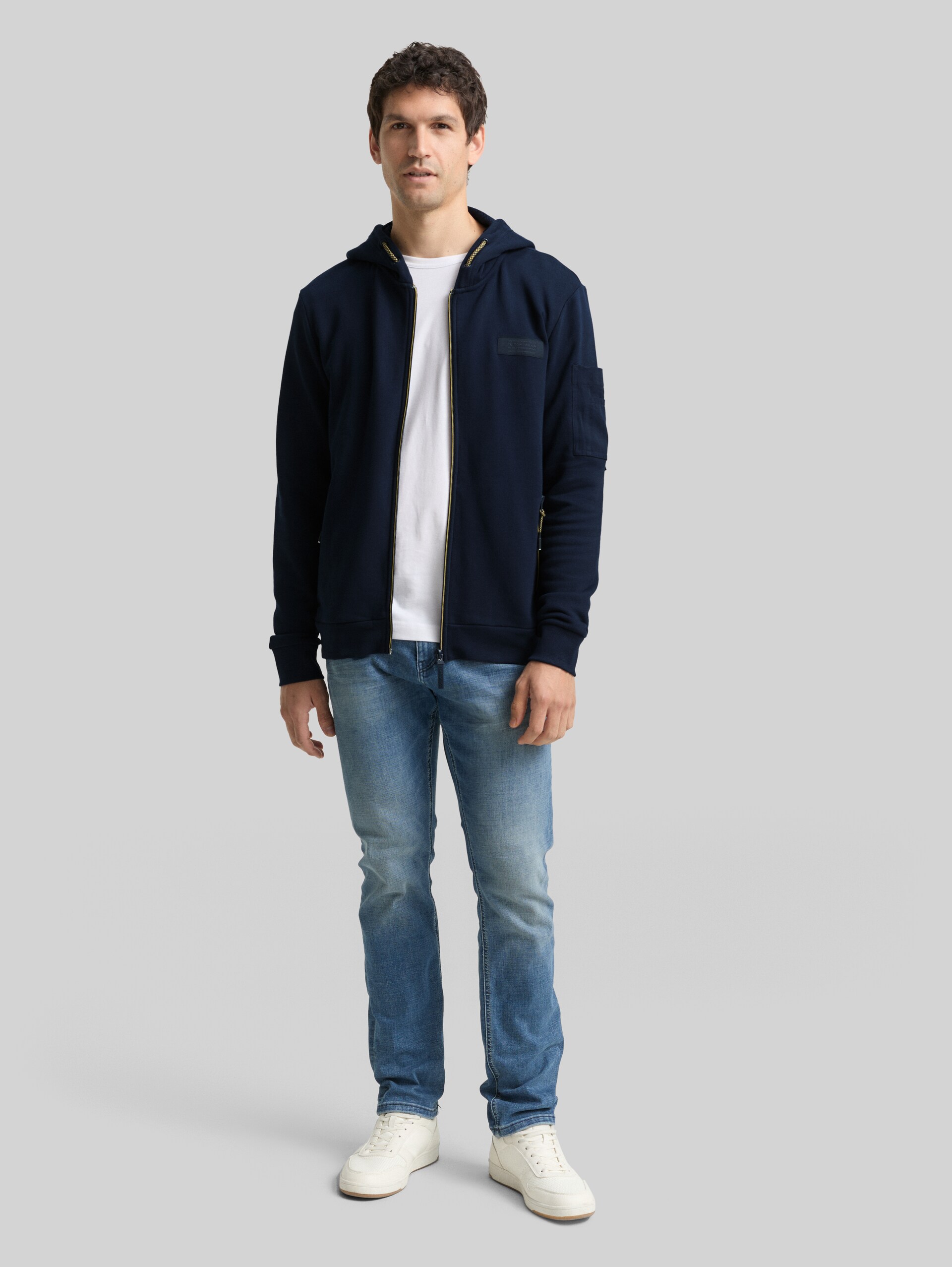Hoodie Sweatjacke mit Reißverschlusstaschen - sky captain blue - Model-Vorderansicht