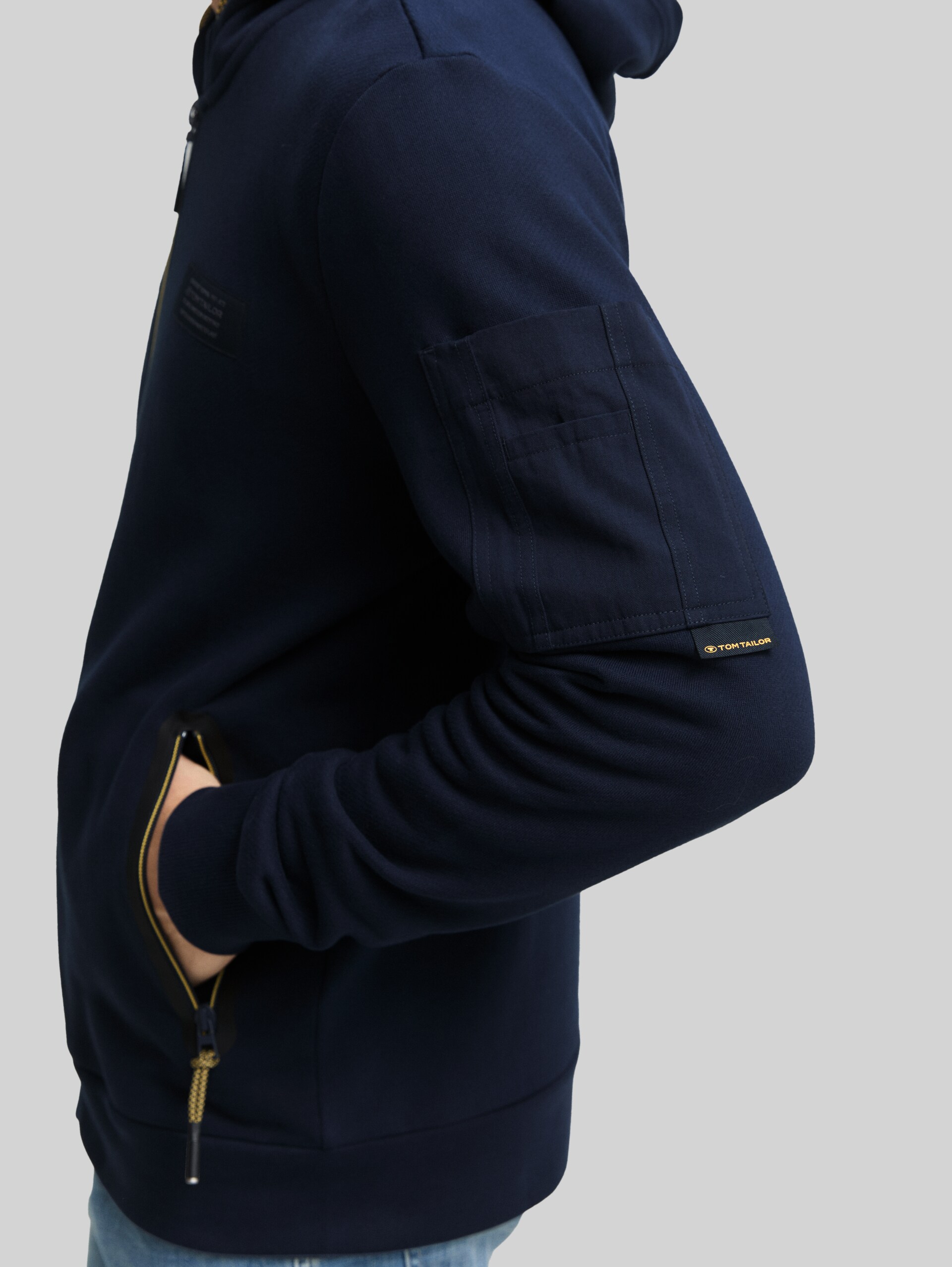 Hoodie Sweatjacke mit Reißverschlusstaschen - sky captain blue - Detail-Model-Ansicht