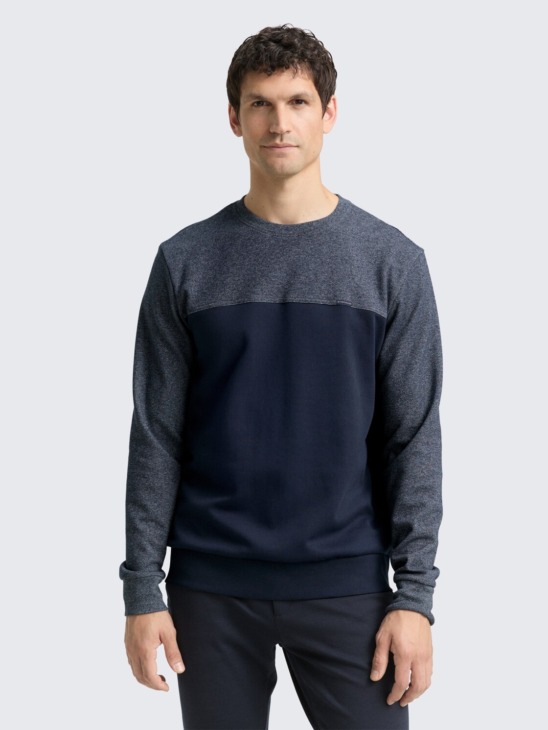Crewneck Sweatshirt mit Struktur-Mix - sky captain blue - Ausschnitt Model-Vorderansicht