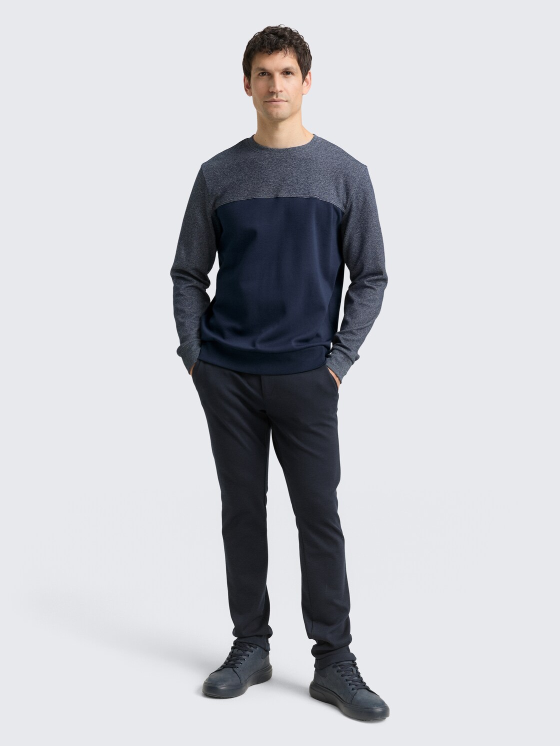 Crewneck Sweatshirt mit Struktur-Mix - sky captain blue - Model-Vorderansicht