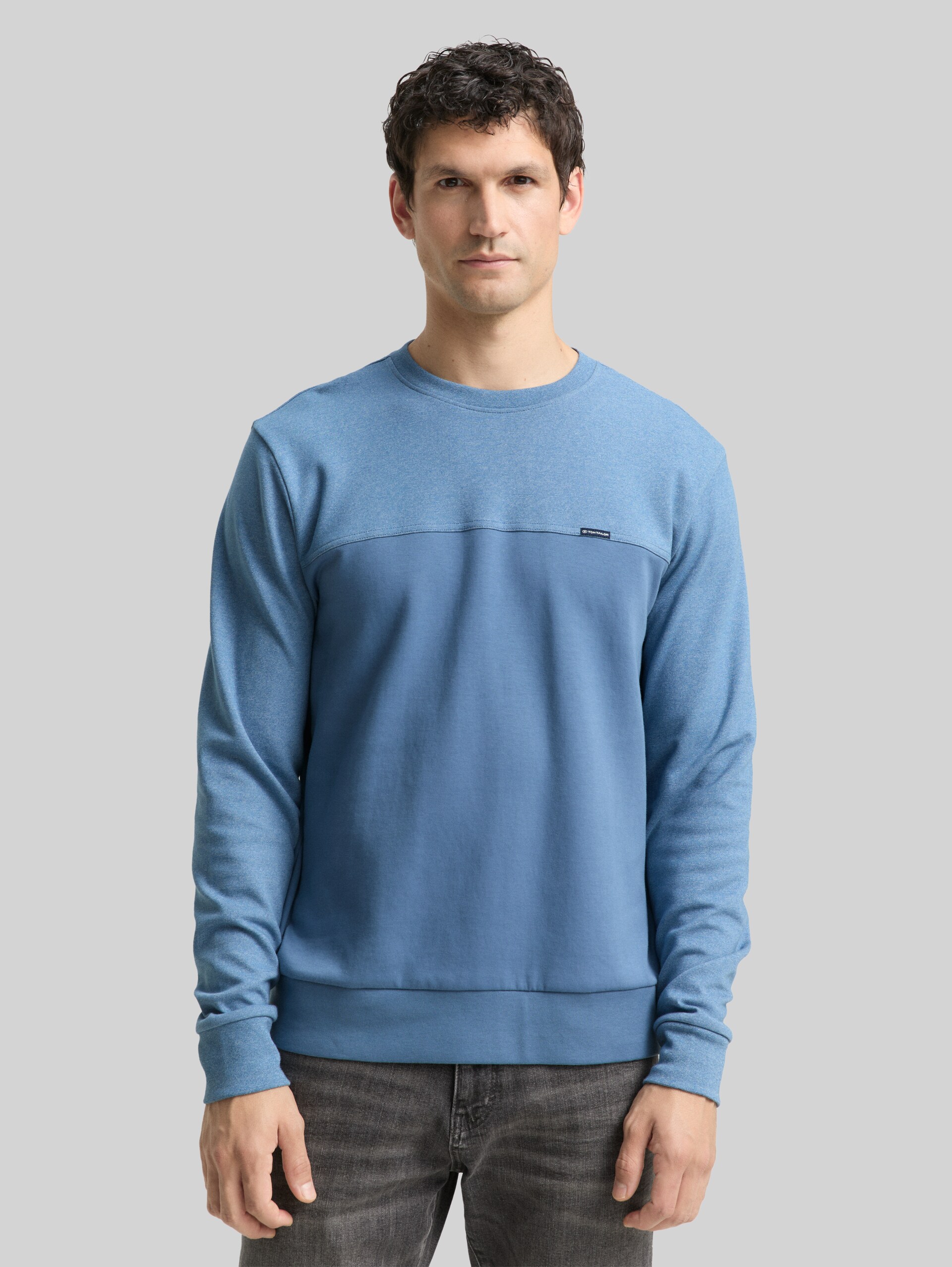 Crewneck sweatshirt with textured mix - Faded Uniform Blue - Neckline model front view