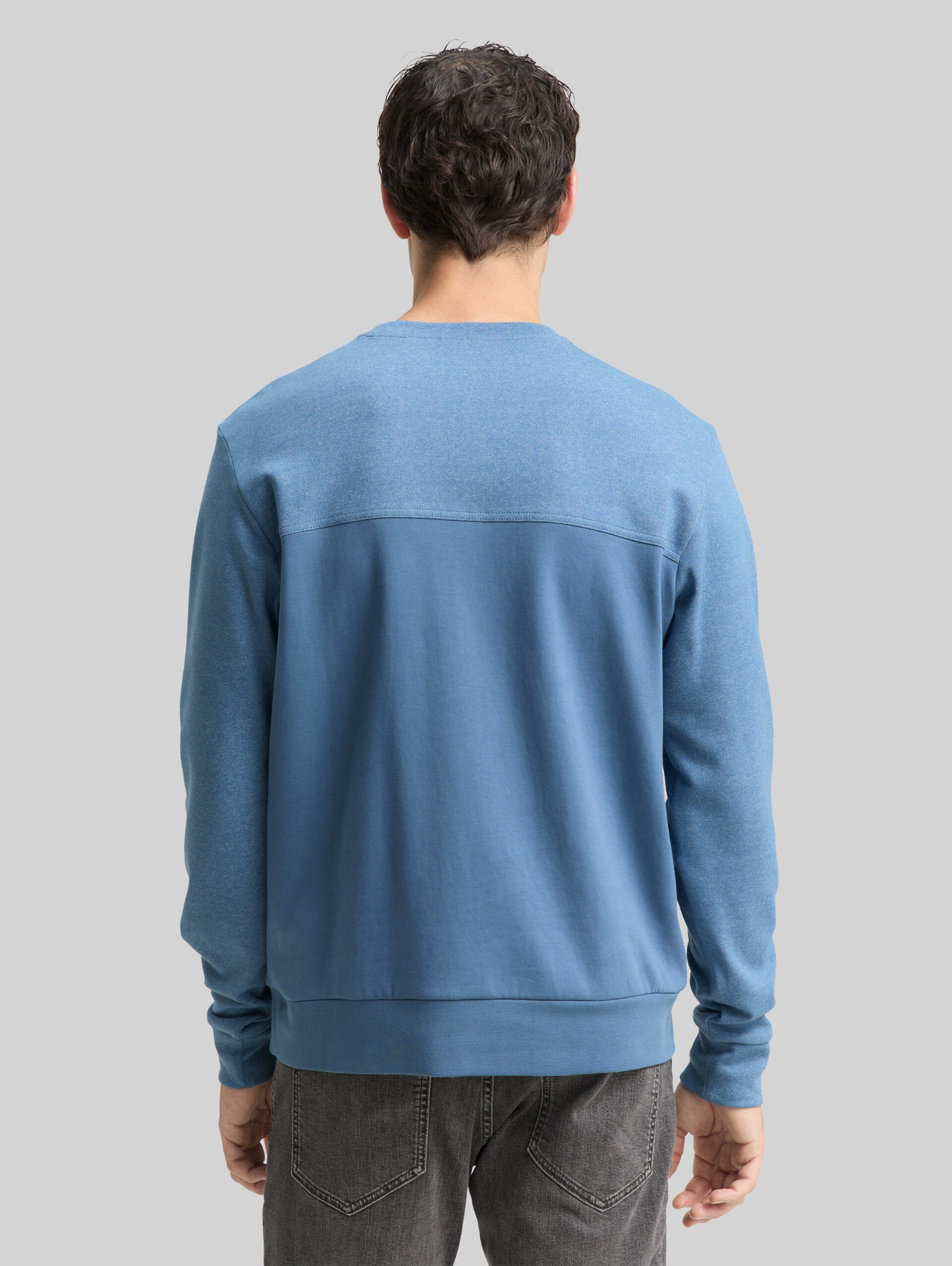 Crewneck sweatshirt with textured mix - Faded Uniform Blue - Neckline model-back view