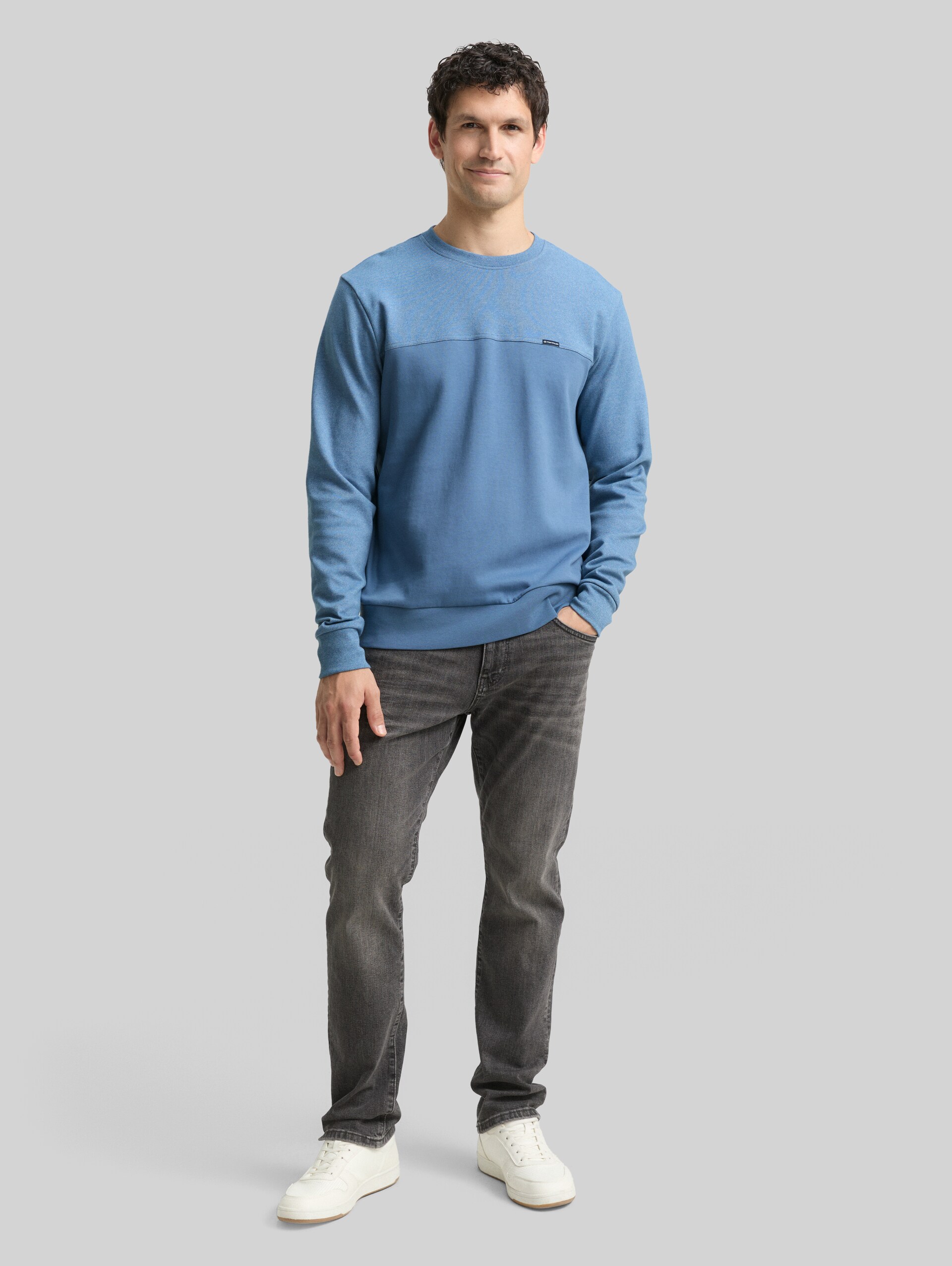 Crewneck sweatshirt with textured mix - Faded Uniform Blue - Model front view