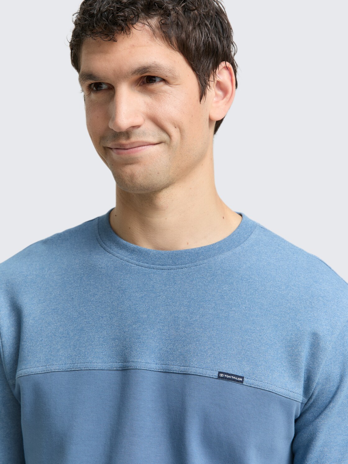 Crewneck Sweatshirt mit Struktur-Mix - Faded Uniform Blue - Detail-Model-Ansicht