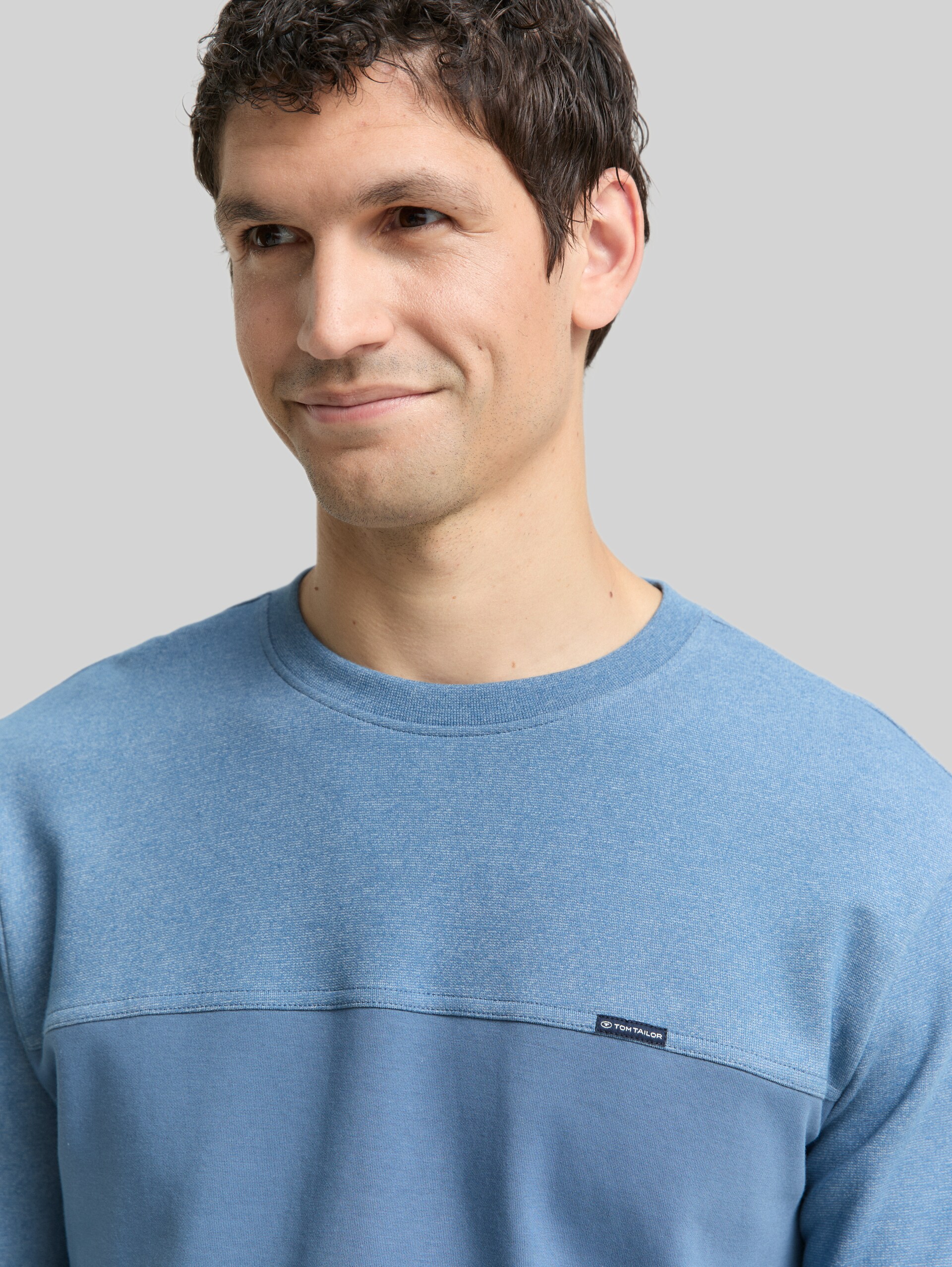 Crewneck sweatshirt with textured mix - Faded Uniform Blue - Detail model view