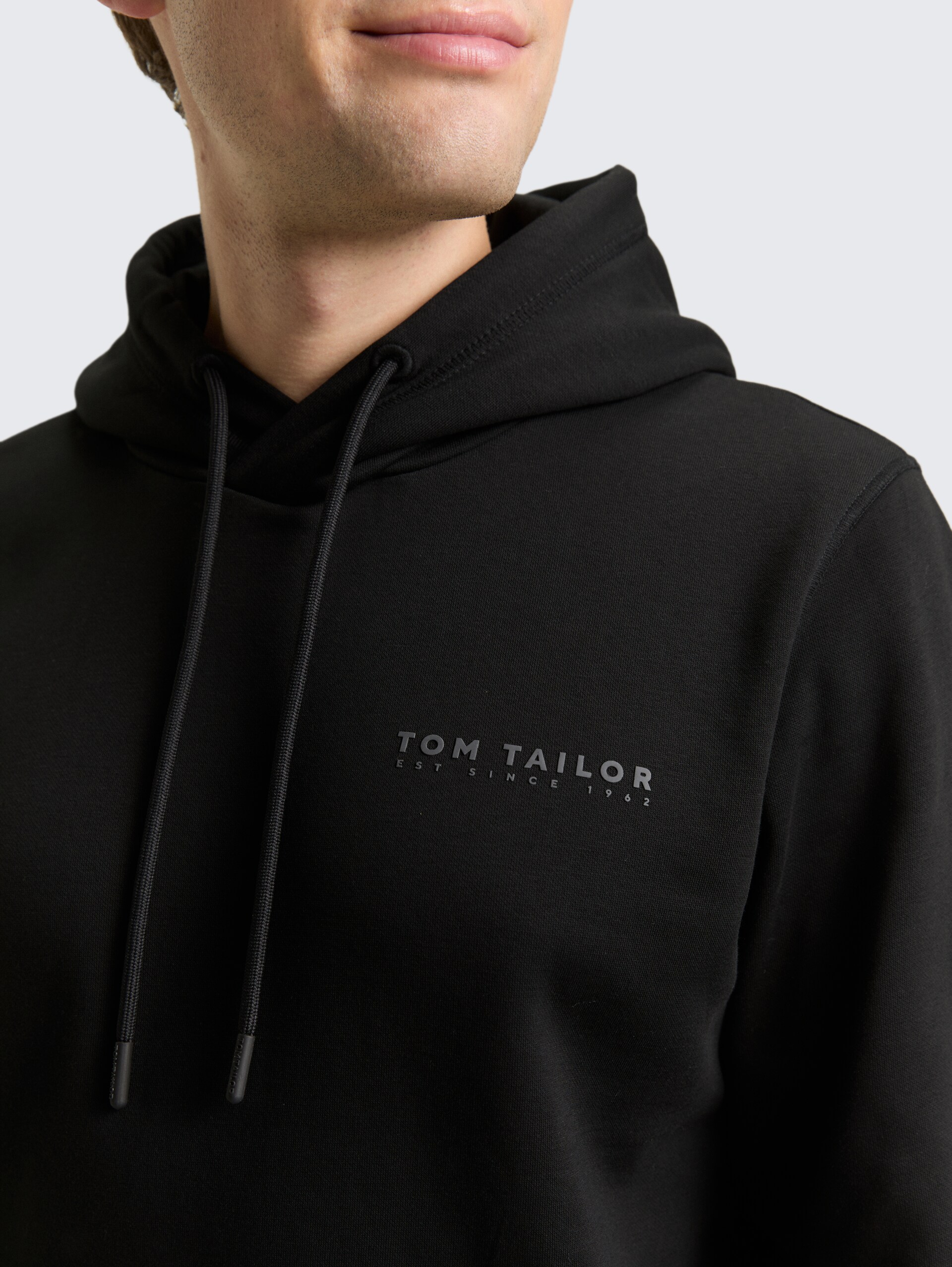 Hoodie Sweatshirt - Black - Detail-Model-Ansicht