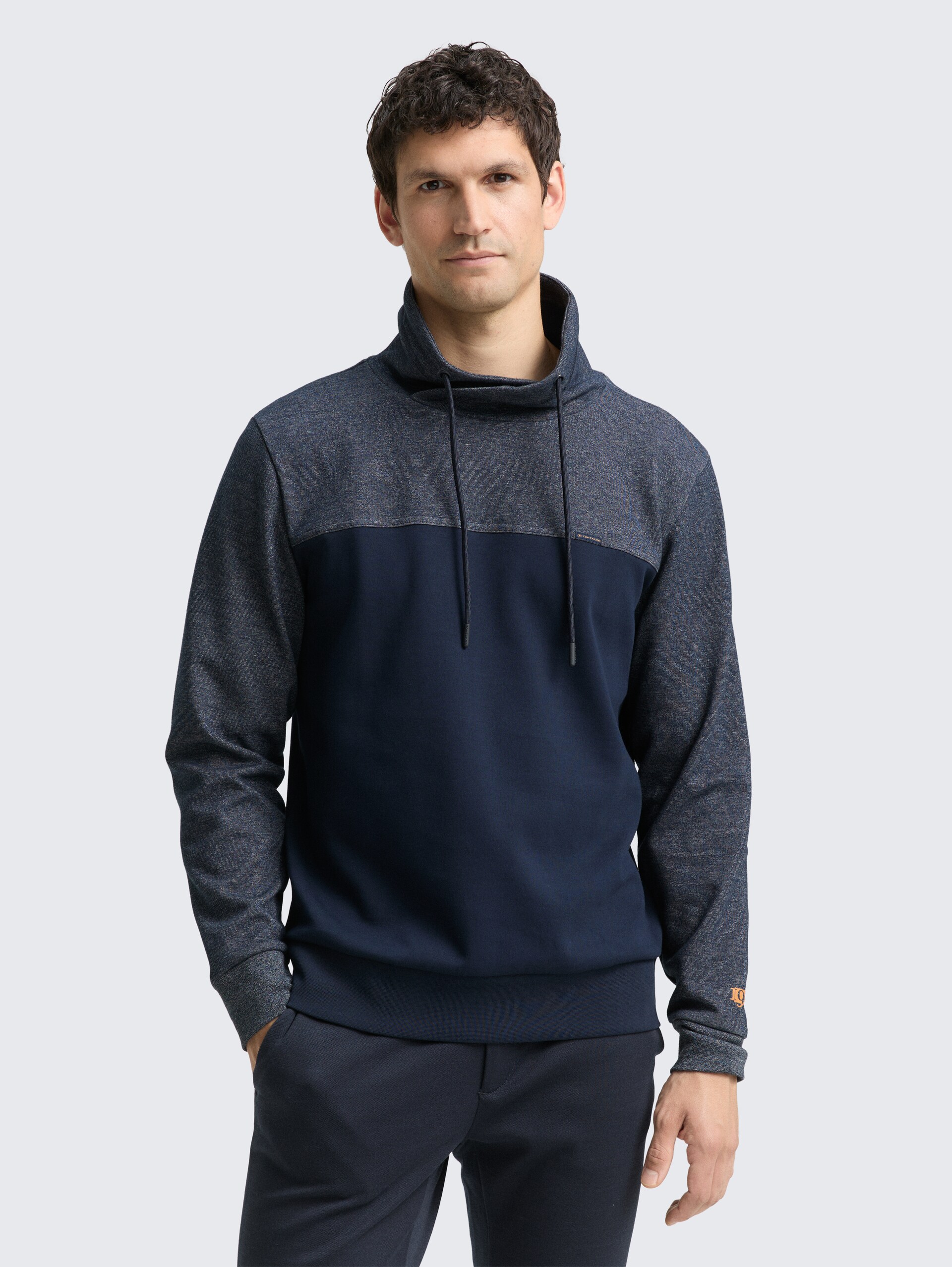Snood Sweatshirt mit Struktur-Mix - navy fine yd stripe - Ausschnitt Model-Vorderansicht