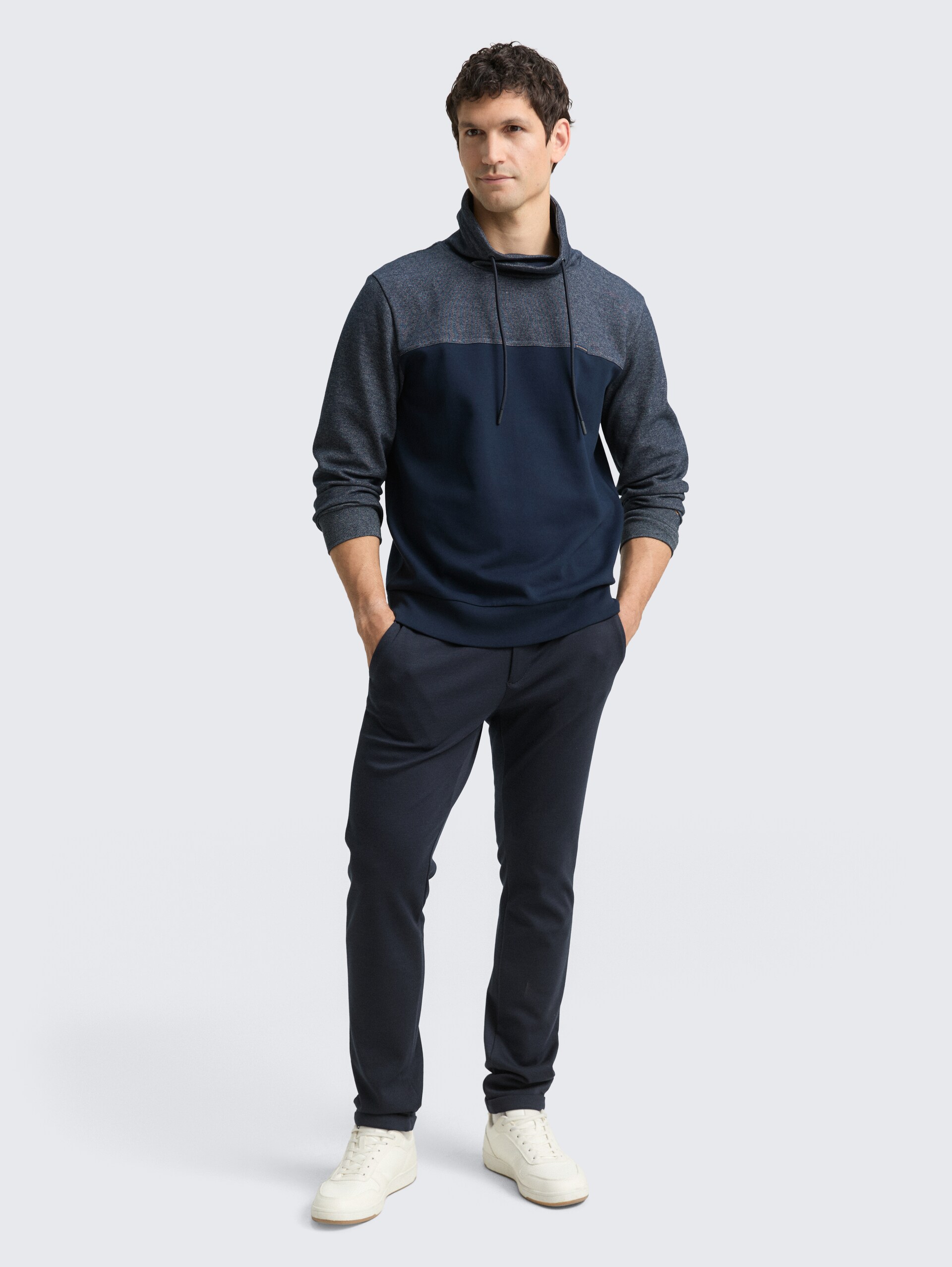 Snood Sweatshirt mit Struktur-Mix - navy fine yd stripe - Model-Vorderansicht