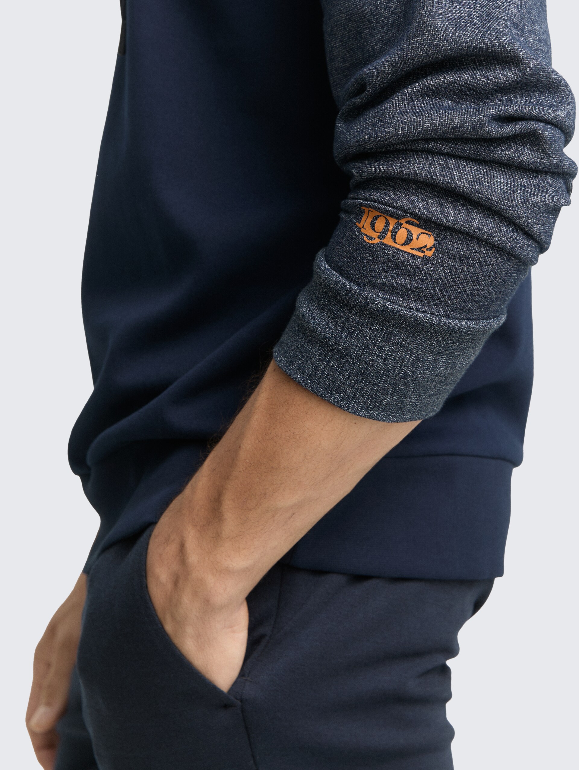 Snood Sweatshirt mit Struktur-Mix - navy fine yd stripe - Detail-Model-Ansicht