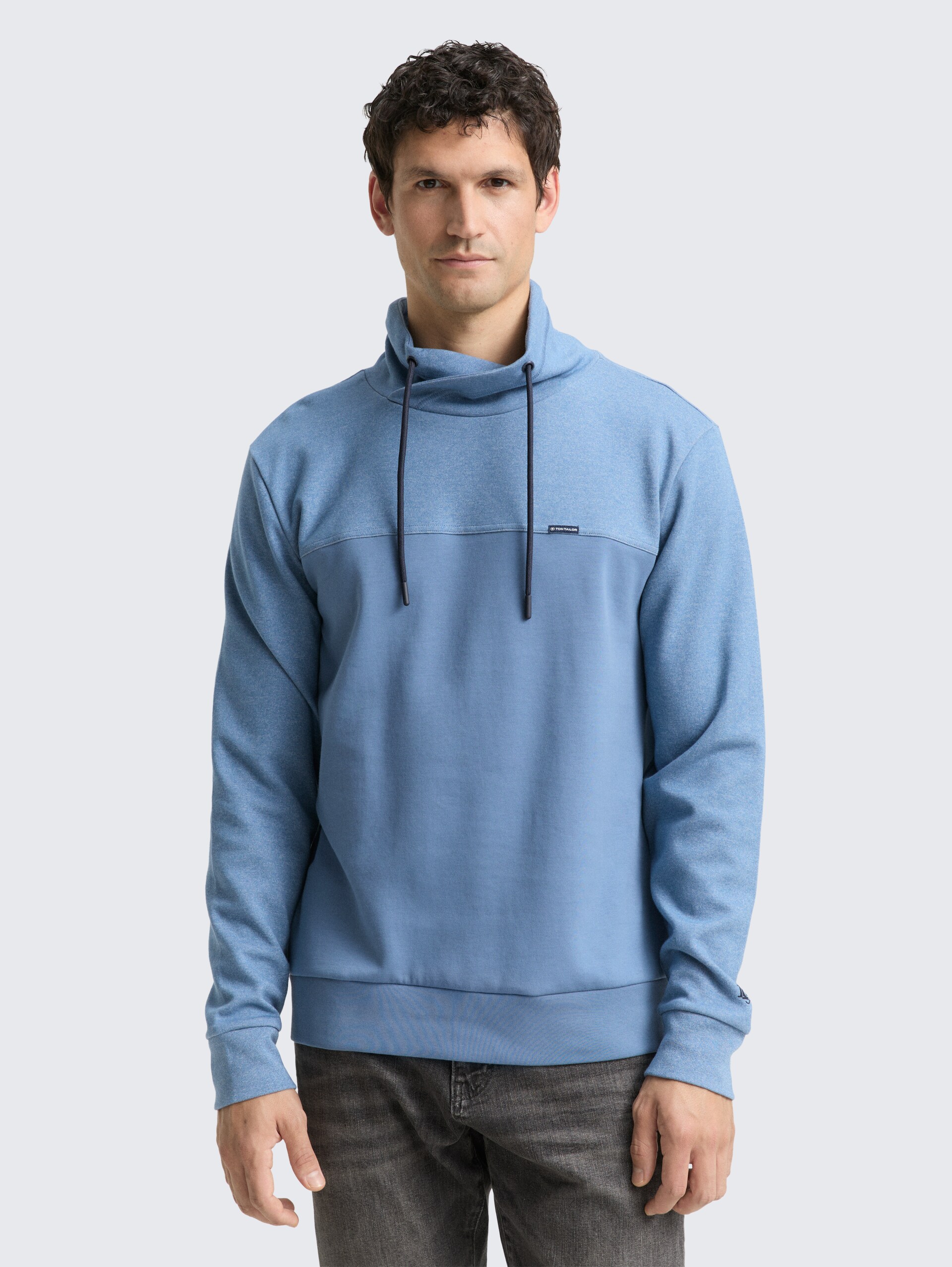 Snood Sweatshirt mit Struktur-Mix - blue white blue fine stripe - Ausschnitt Model-Vorderansicht