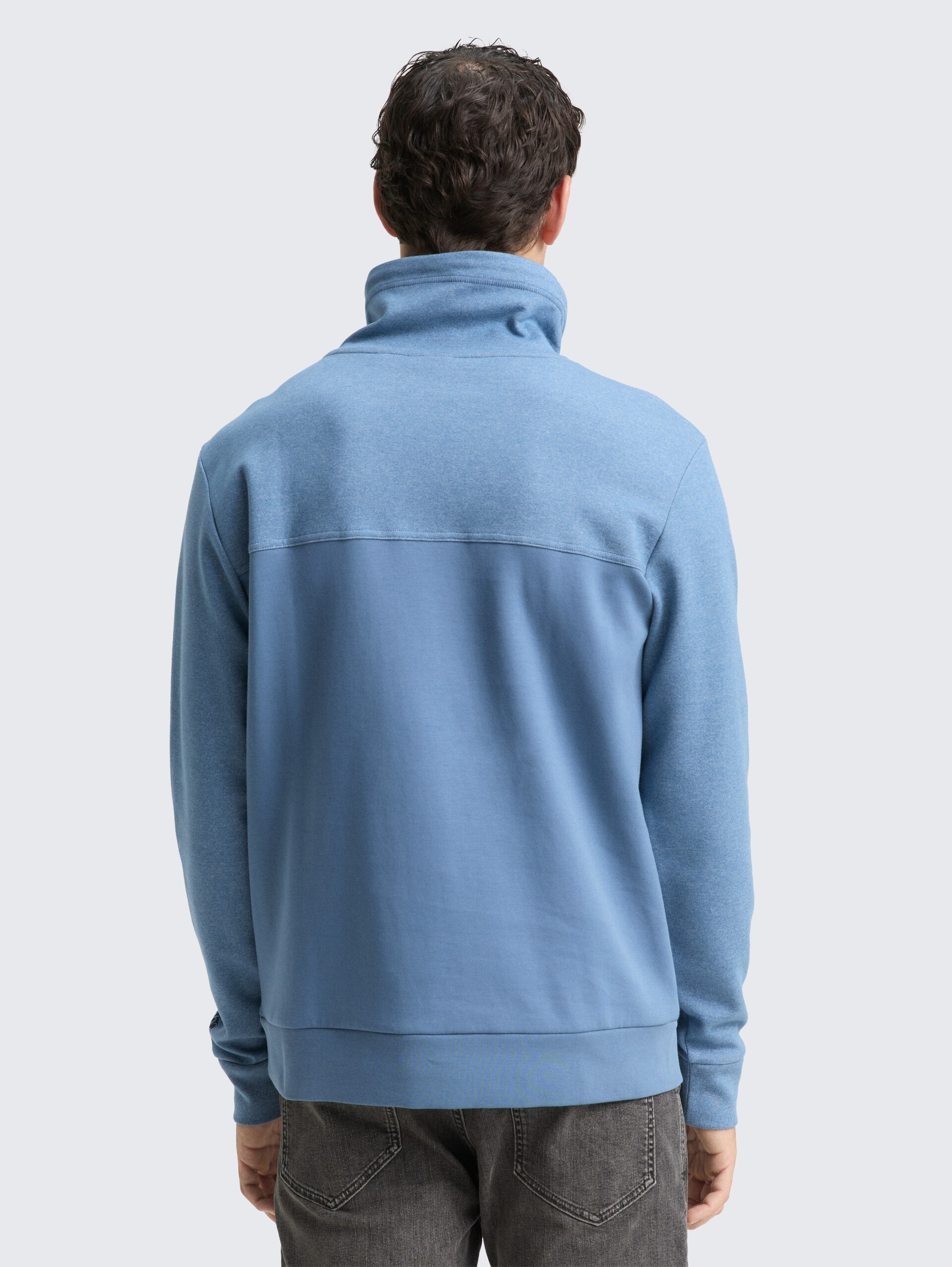 Snood Sweatshirt mit Struktur-Mix - blue white blue fine stripe - Auschnitt Model-Rückansicht