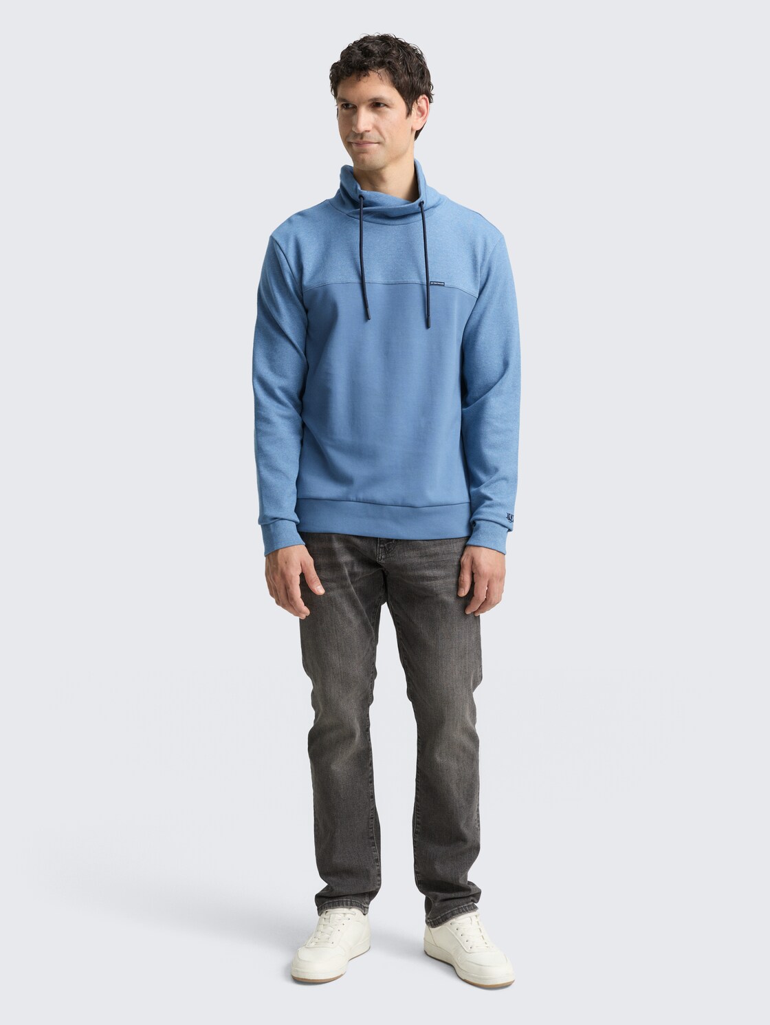 Snood Sweatshirt mit Struktur-Mix - blue white blue fine stripe - Model-Vorderansicht