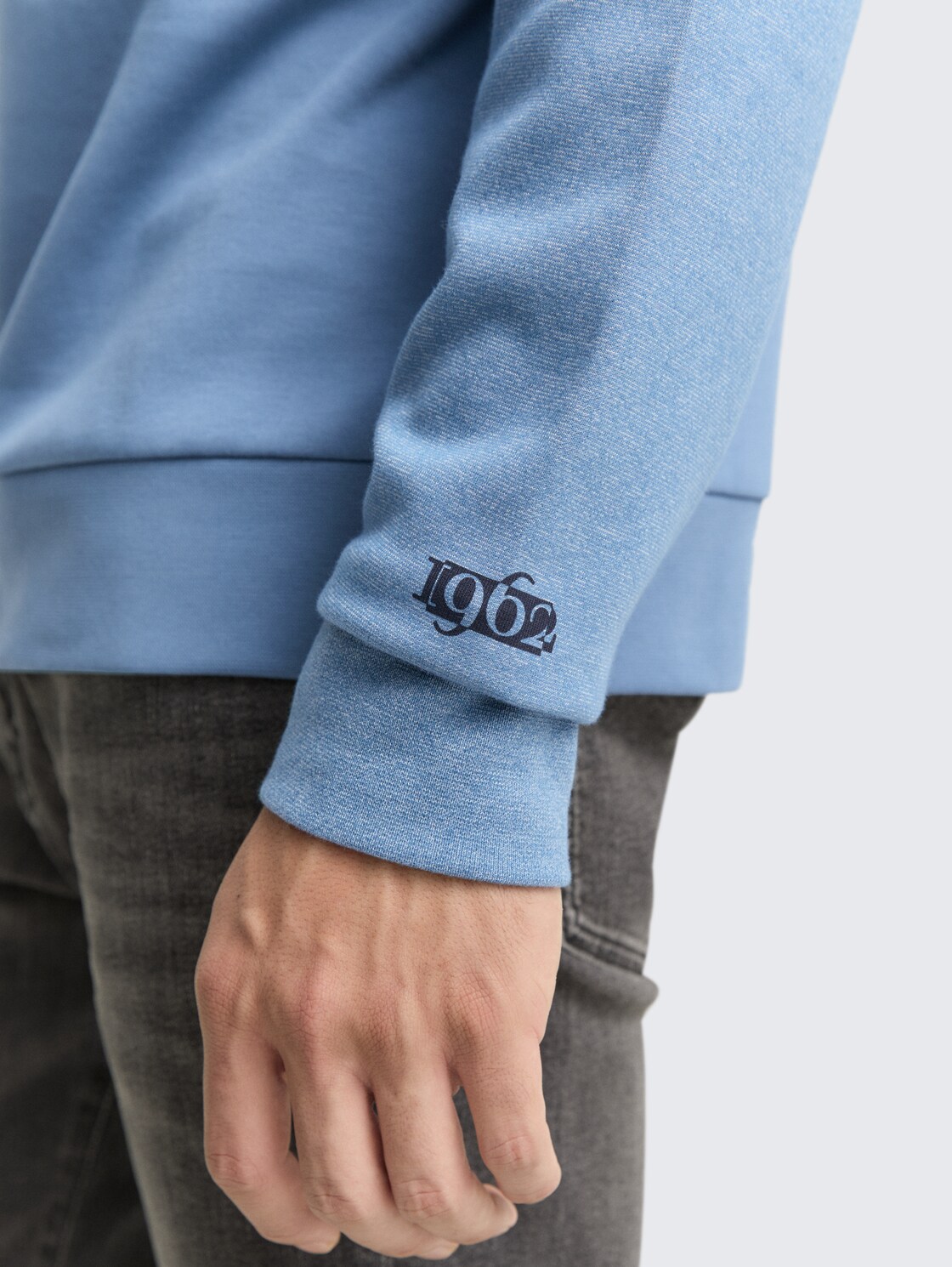 Snood Sweatshirt mit Struktur-Mix - blue white blue fine stripe - Detail-Model-Ansicht