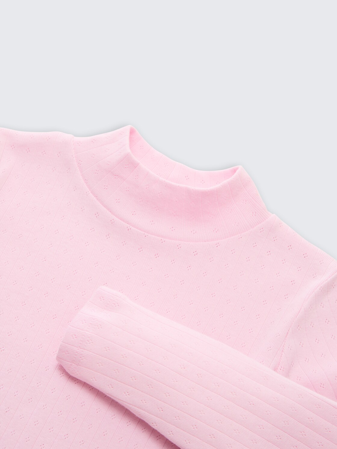 Pointelle Langarmshirt mit Rollkragen - Peachskin - Detail-Model-Ansicht