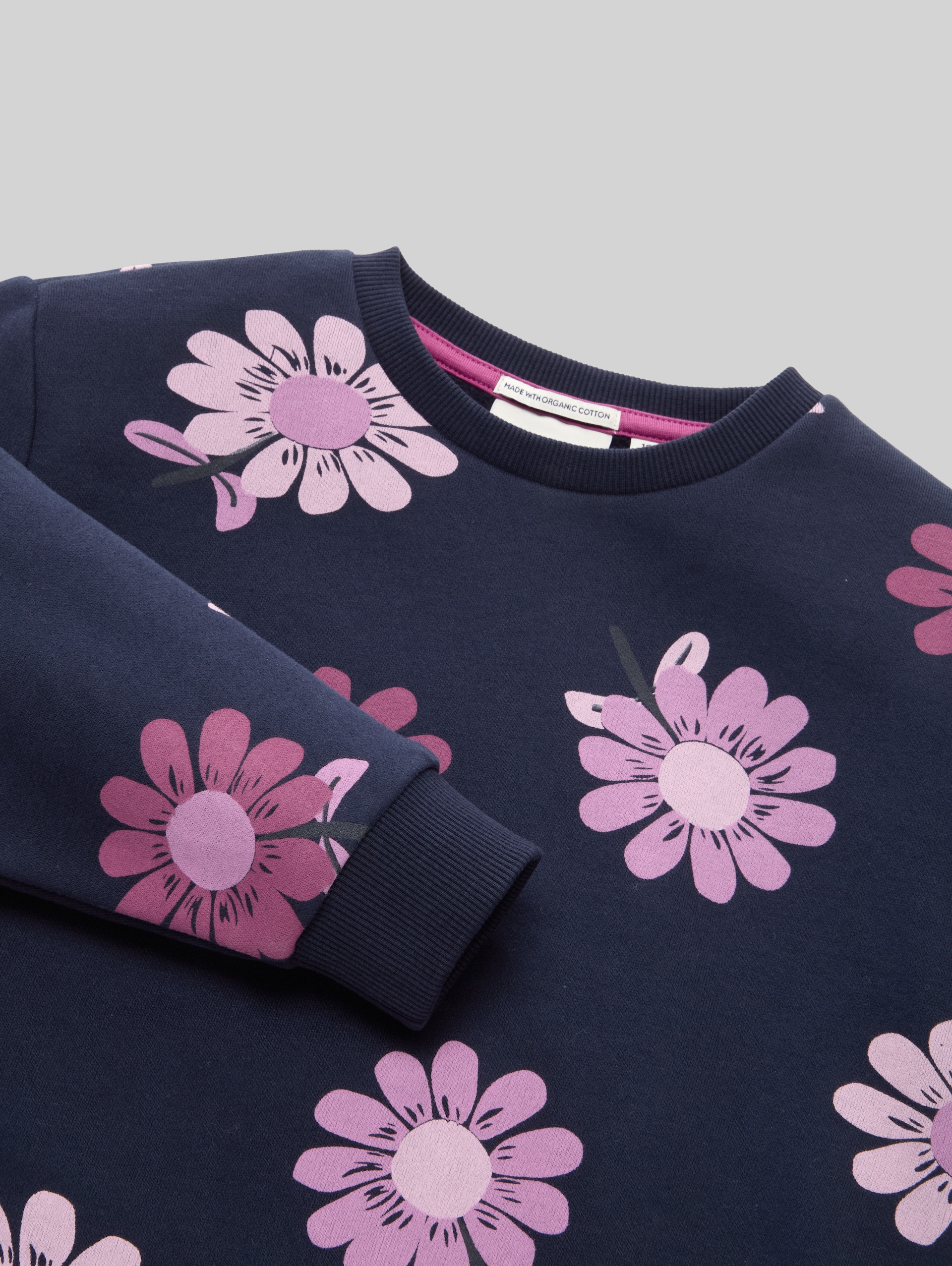 Sweater met all-over print - big navy floral print - Detailaanzicht model