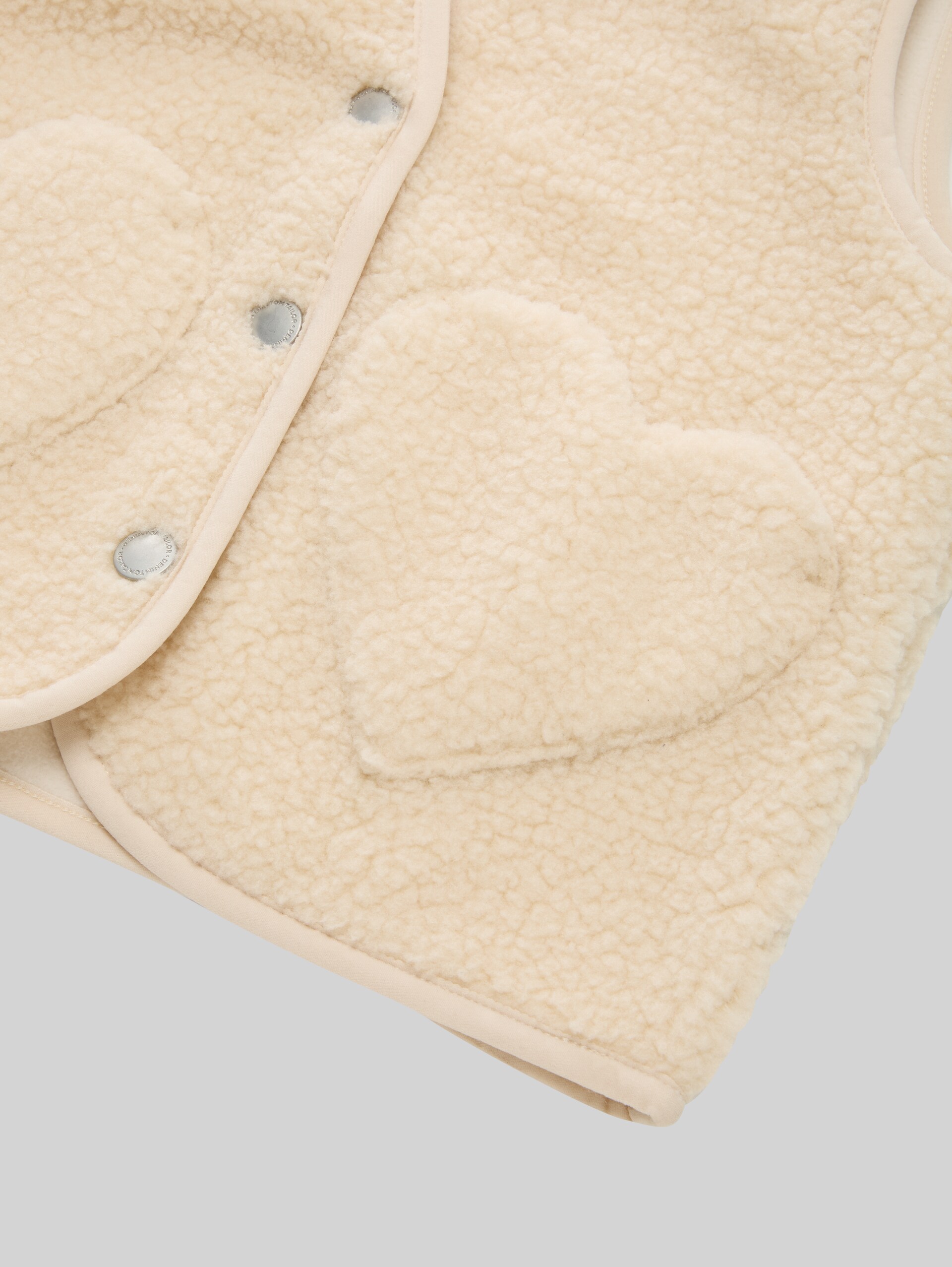 Teddy vest with heart pockets and fleece - cloudy beige - Detail model view