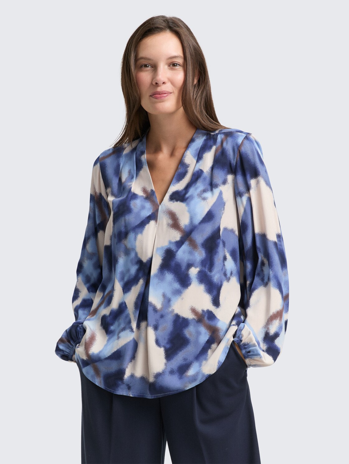 Bluse mit Muster - blue blurry argyle - Ausschnitt Model-Vorderansicht
