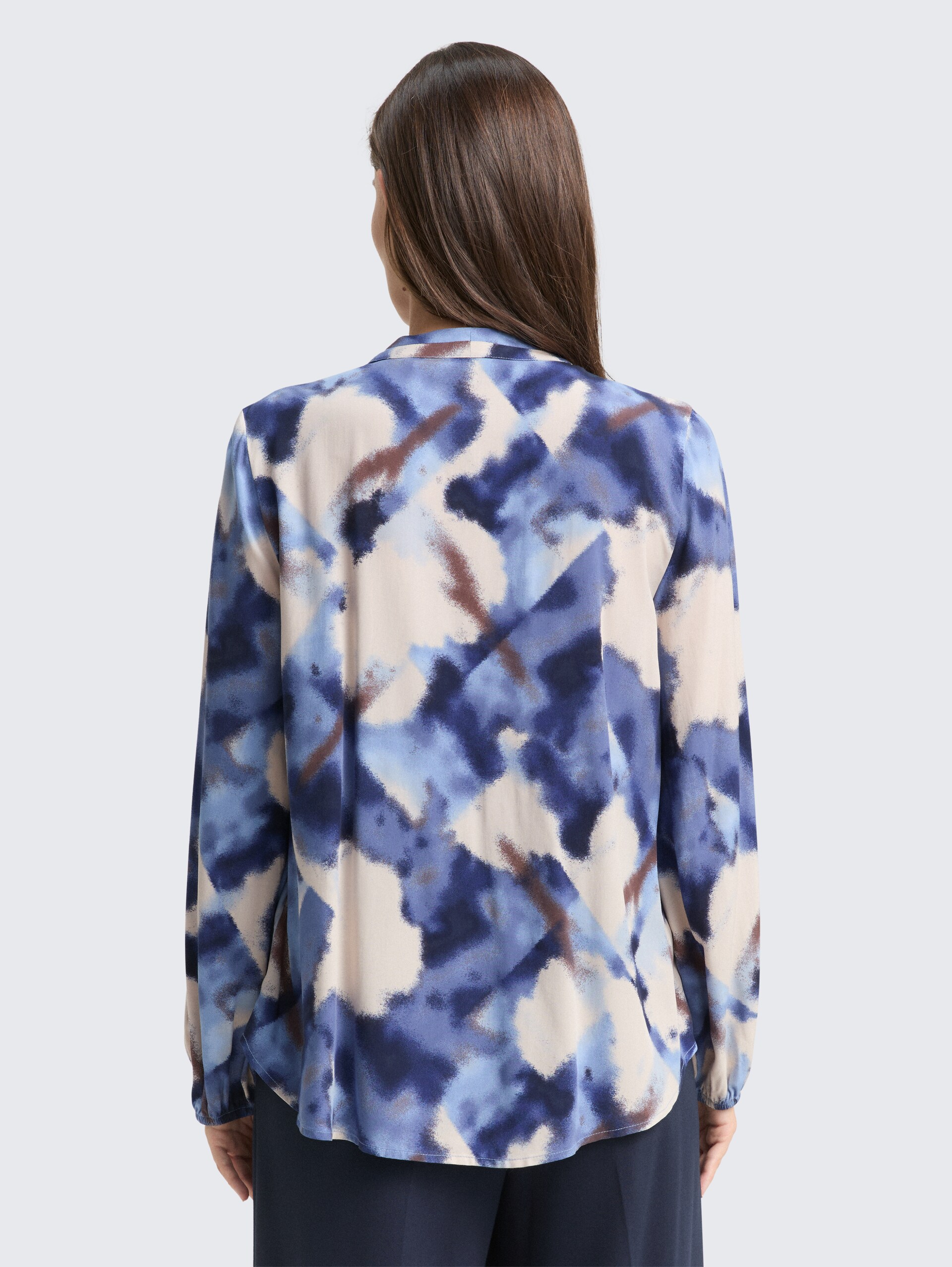 Bluse mit Muster - blue blurry argyle - Auschnitt Model-Rückansicht