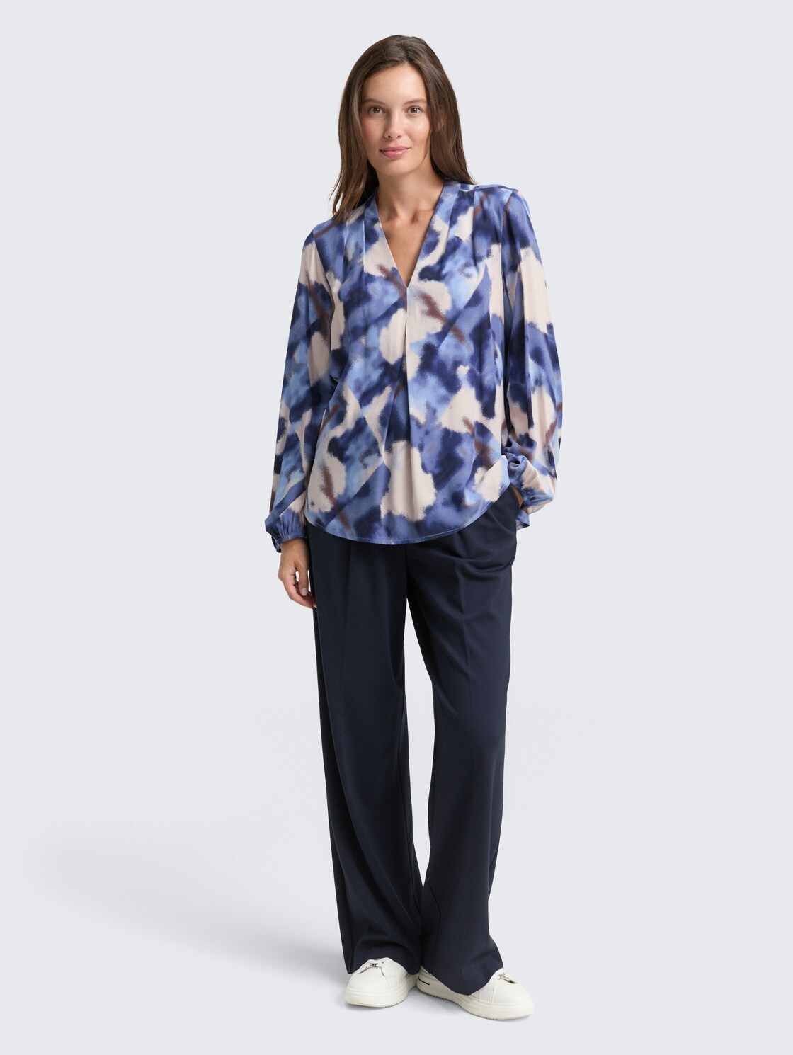 Bluse mit Muster - blue blurry argyle - Model-Vorderansicht