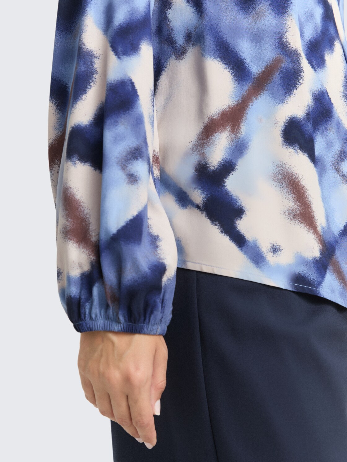 Bluse mit Muster - blue blurry argyle - Detail-Model-Ansicht