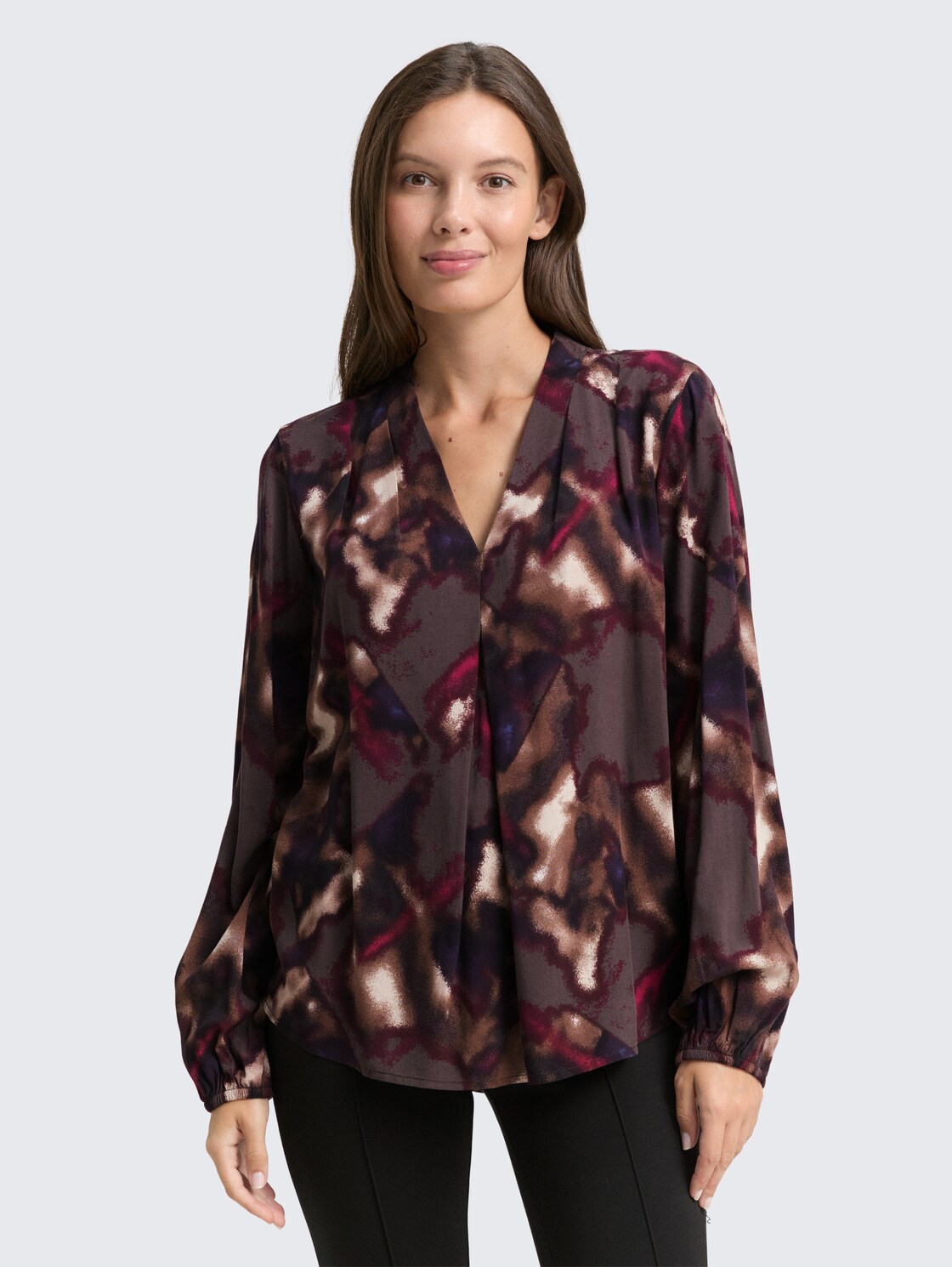 Bluse mit Muster - brown blurry argyle - Ausschnitt Model-Vorderansicht