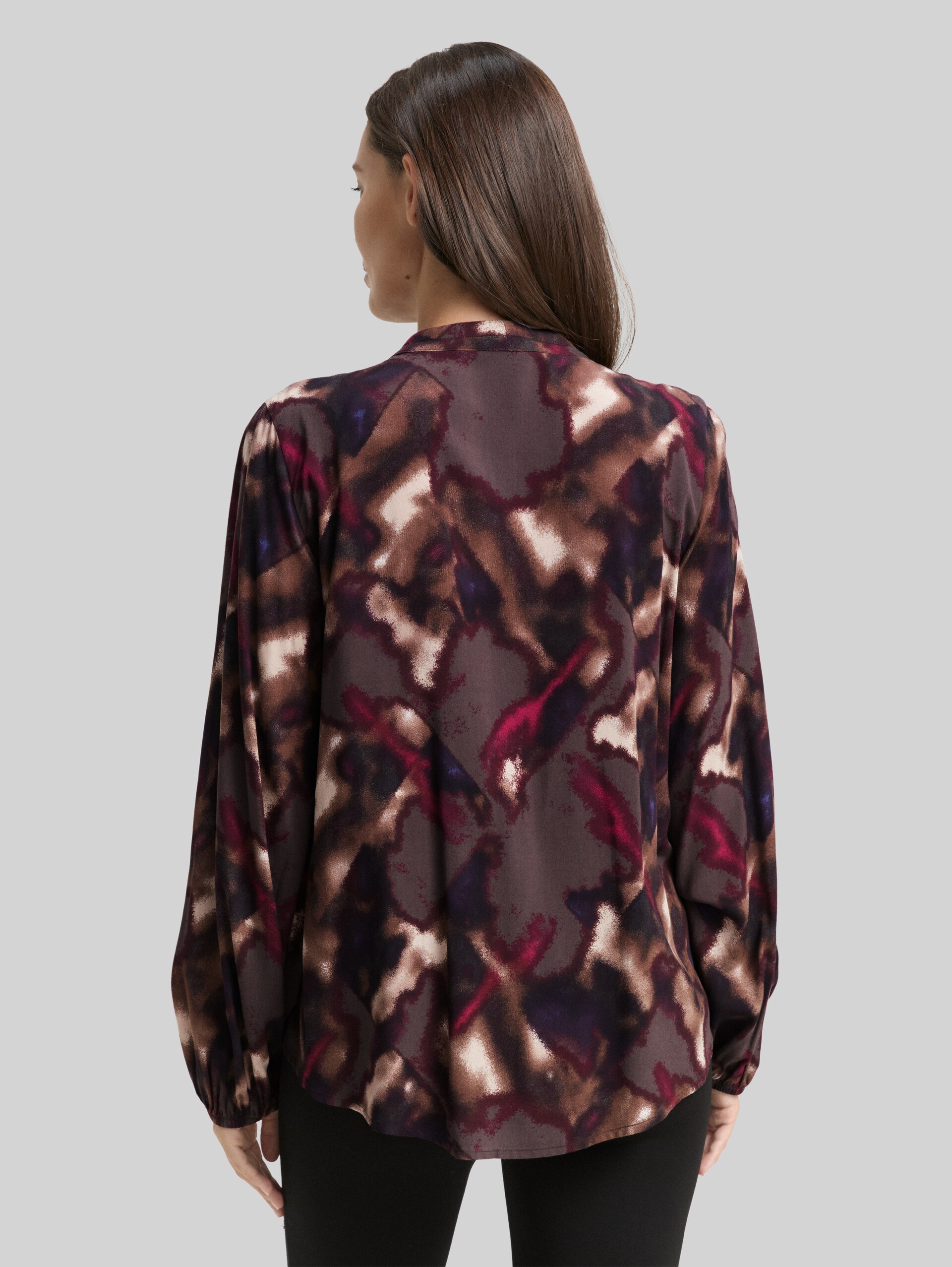 Bluse mit Muster - brown blurry argyle - Auschnitt Model-Rückansicht