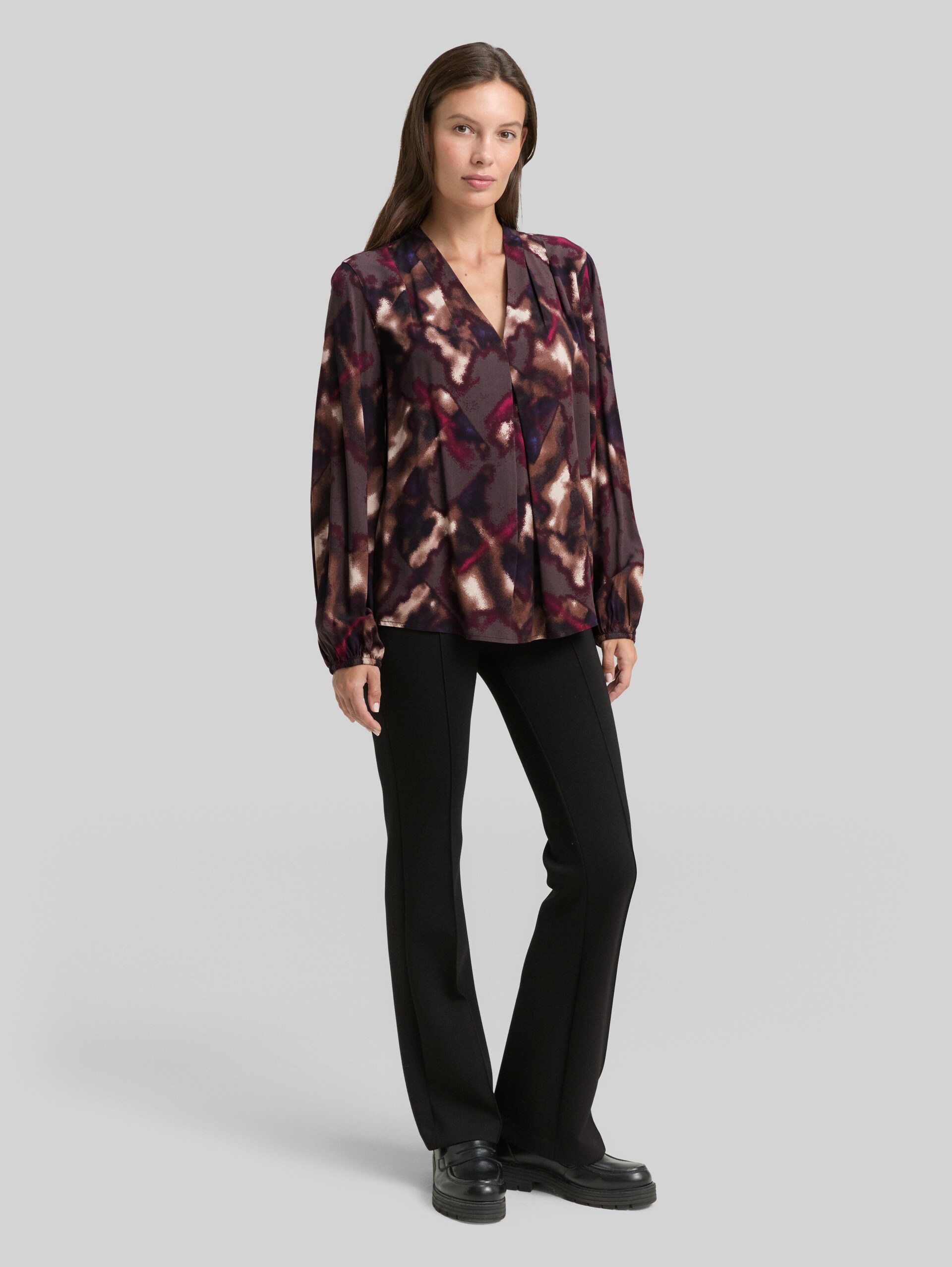 Bluse mit Muster - brown blurry argyle - Model-Vorderansicht