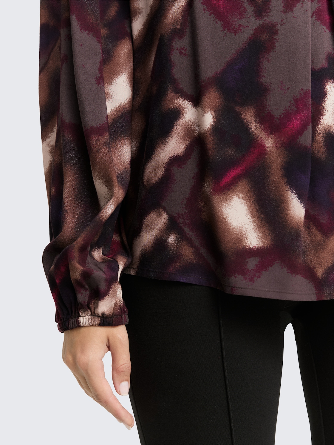 Bluse mit Muster - brown blurry argyle - Detail-Model-Ansicht